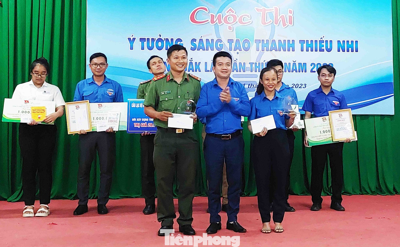 Đại diện lãnh đạo Tỉnh Đoàn trao giải 3 cho các tác giả