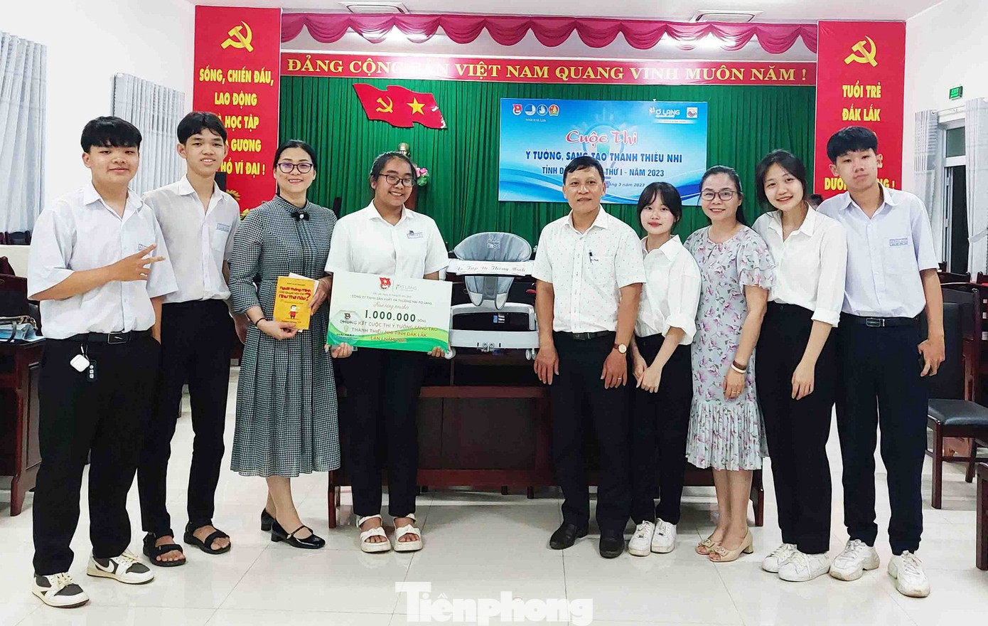 Thầy cô giáo và các học sinh Trường THPT Hồng Đức chúc mừng Bảo Quyên