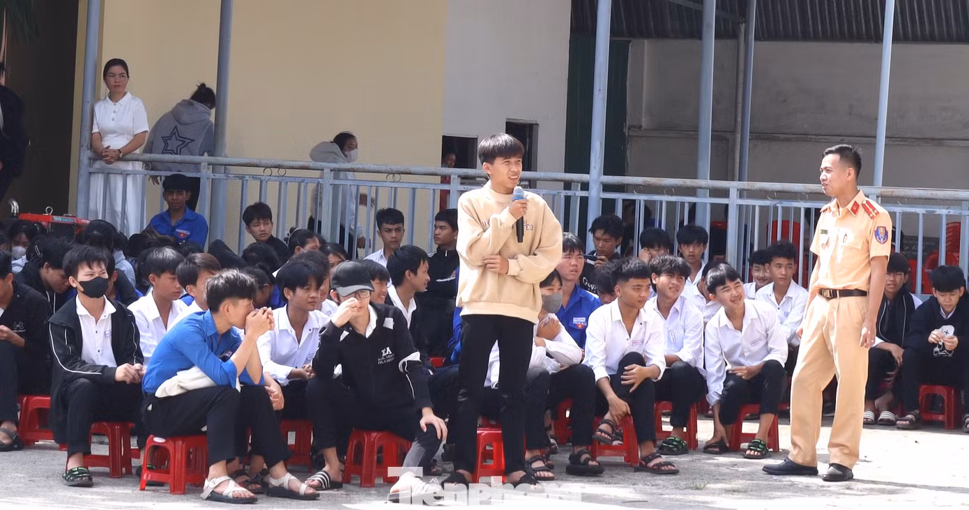 Hơn 300 đoàn viên, thanh niên, học sinh được tập huấn kiến thức về Luật Trật tự, an toàn giao thông đường bộ