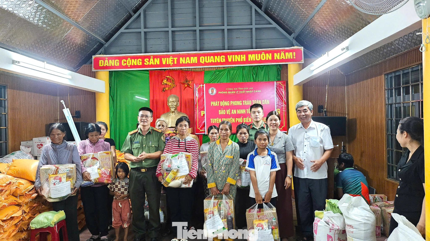 Trao quà các hộ gia đình có hoàn cảnh khó khăn và gia đình chính sách, có công với cách mạng.