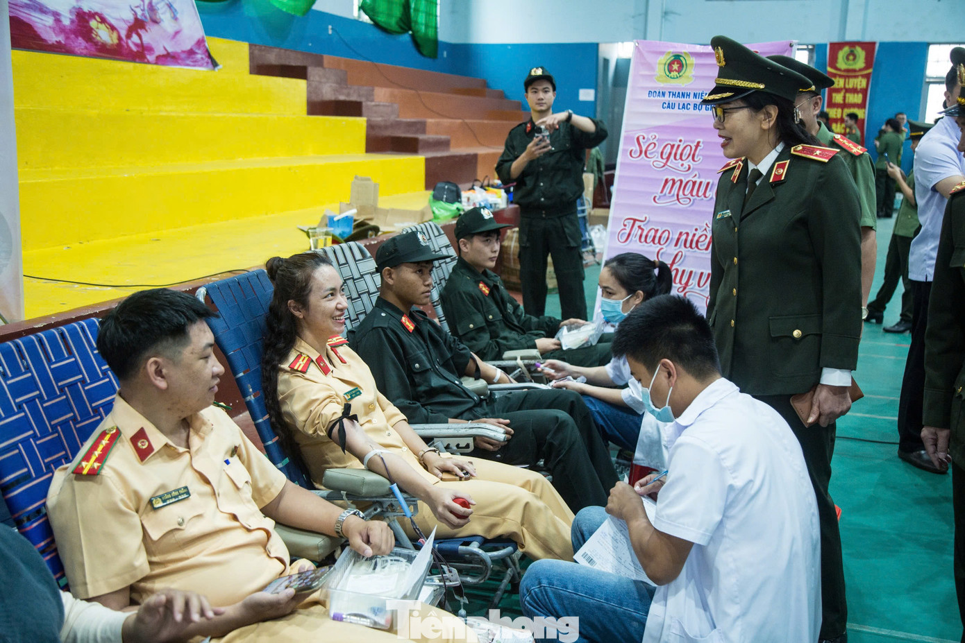 Dịp này, diễn ra ngày hội hiến máu “Giọt hồng tình nguyện – Vì đồng đội thân yêu”, với hơn 200 lượt cán bộ chiến sĩ, đoàn viên thanh niên tham gia.