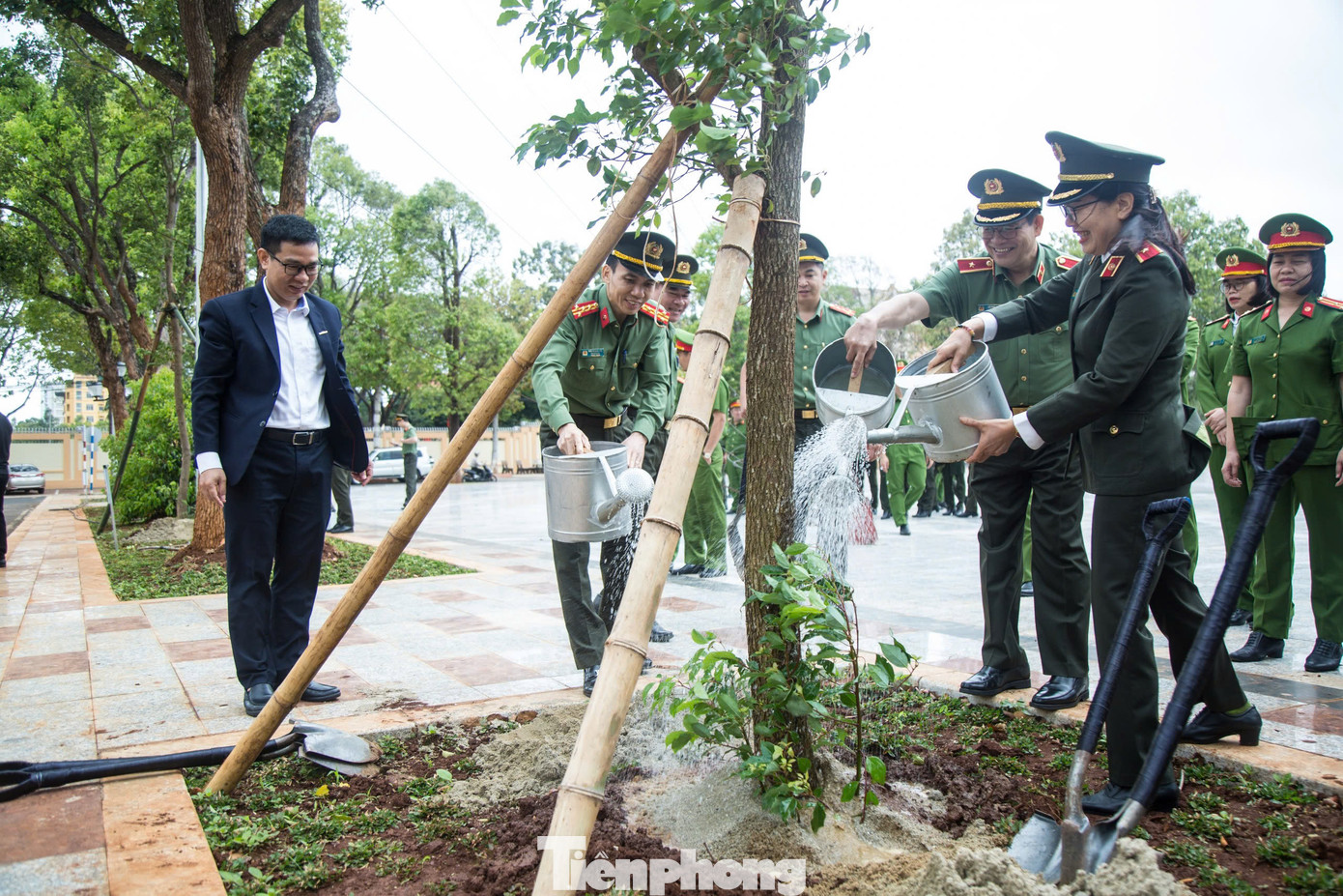 Giám đốc Công an tỉnh đề nghị Thủ trưởng các đơn vị triển khai thực hiện hiệu quả chương trình trồng cây xanh bảo vệ môi trường, phục hồi sinh thái, góp phần xây dựng môi trường xanh, hưởng ứng chương trình Trồng một tỉ cây xanh - Vì một Việt Nam xanh của Thủ tướng Chính phủ.