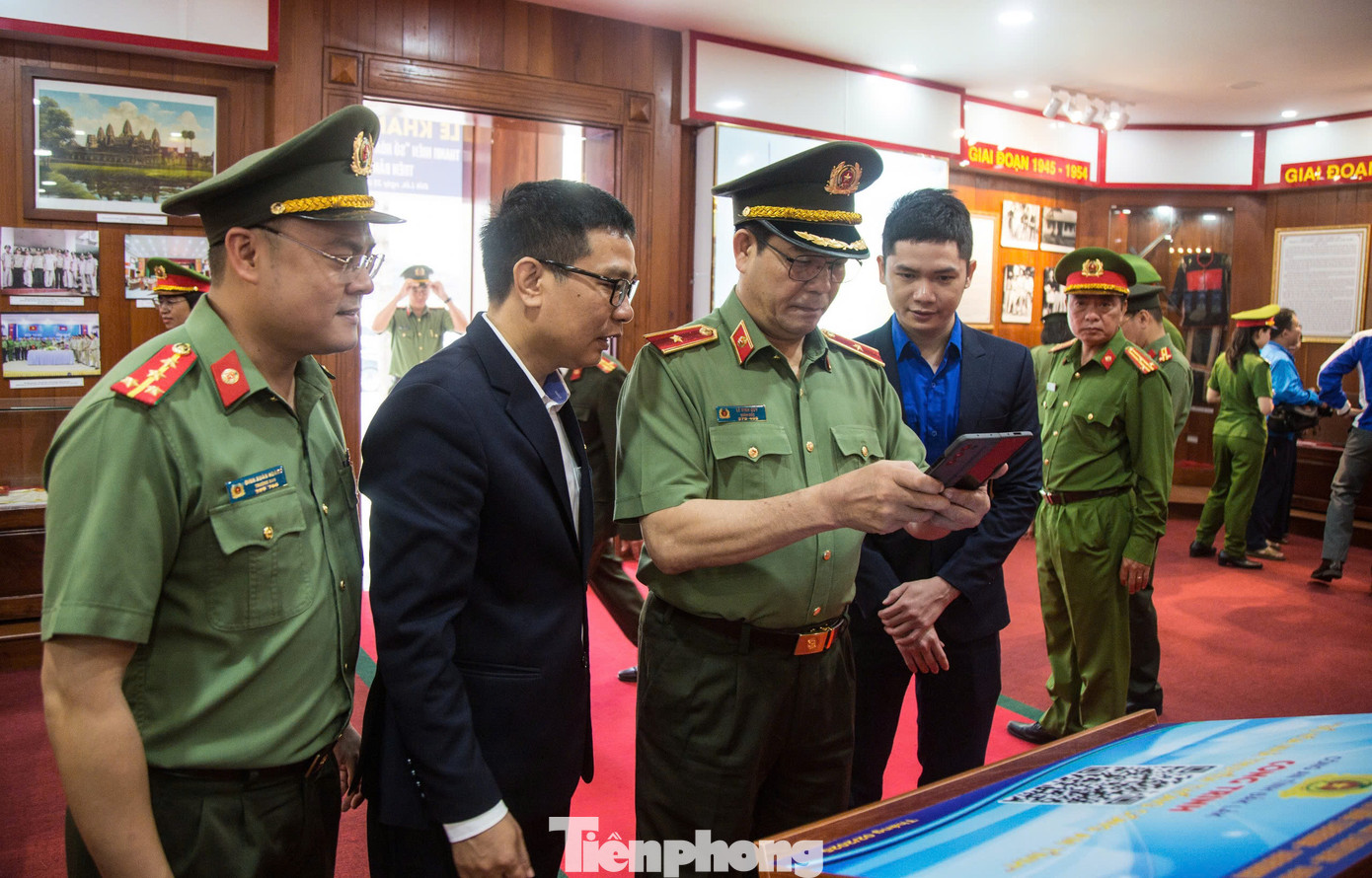 Trong khuôn khổ chương trình, Ban tổ chức phối hợp với các đơn vị đồng hành khởi động Lễ diễu hành ra quân Tháng Thanh niên năm 2025; tham quan Nhà truyền thống và khánh thành Công trình thanh niên “Số hóa Nhà truyền thống Công an tỉnh Đắk Lắk” trên bản đồ số hóa.