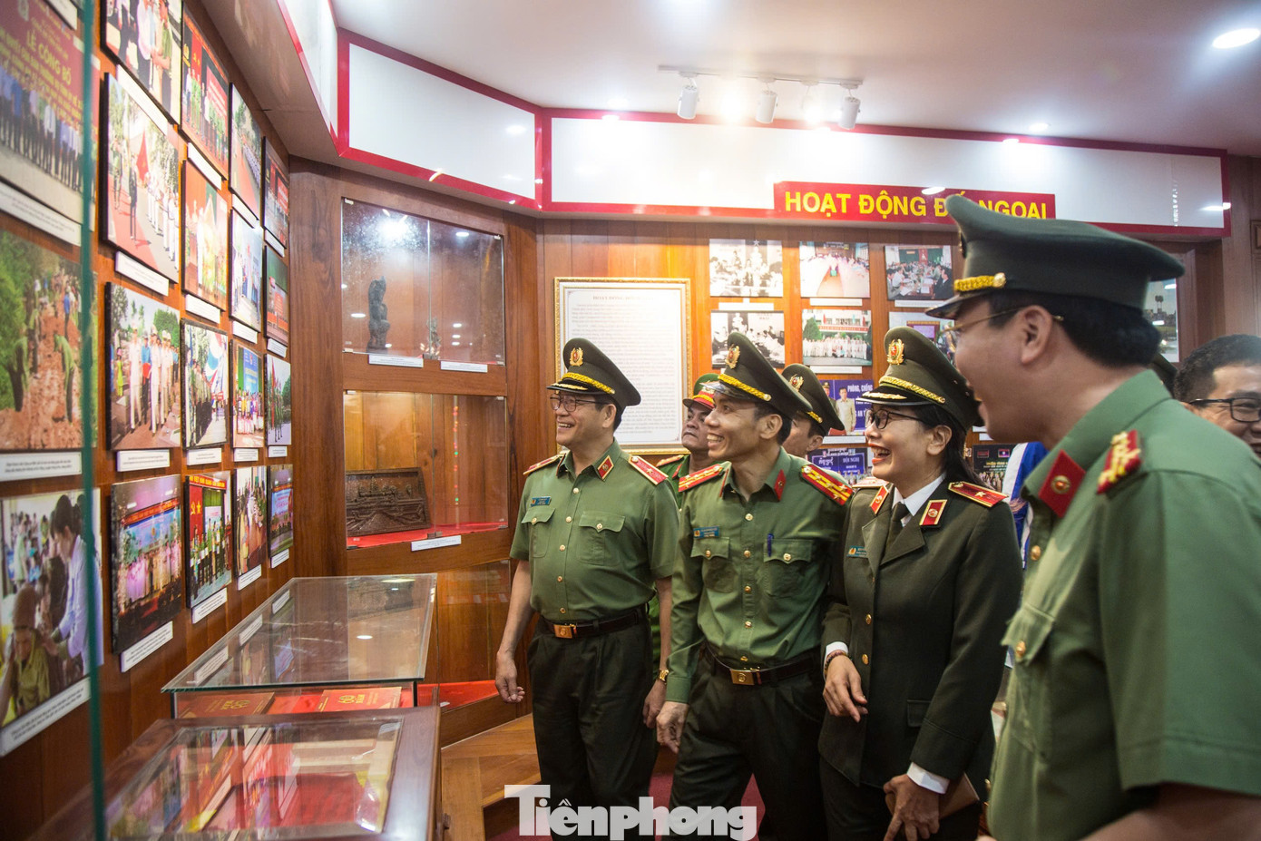 Phát biểu tại buổi lễ, Thiếu tướng Lê Vinh Quy - Giám đốc Công an tỉnh cho biết, lãnh đạo cấp ủy, các đơn vị tăng cường sự quan tâm đối với công tác đoàn và phong trào thanh niên nói chung, các hoạt động Tháng Thanh niên nói riêng. Bên cạnh đó, xây dựng triển khai hiệu quả các công trình, phần việc thanh niên gắn với nhiệm vụ chính trị của đơn vị, địa phương; phối hợp với các đơn vị tổ chức hiệu quả các hoạt động kỷ niệm 80 năm Ngày truyền thống lực lượng CAND, 20 năm Ngày hội toàn dân bảo vệ An ninh Tổ quốc, chào mừng Đại hội Đảng bộ các cấp, tiến tới Đại hội Đảng toàn quốc lần thứ XIV.