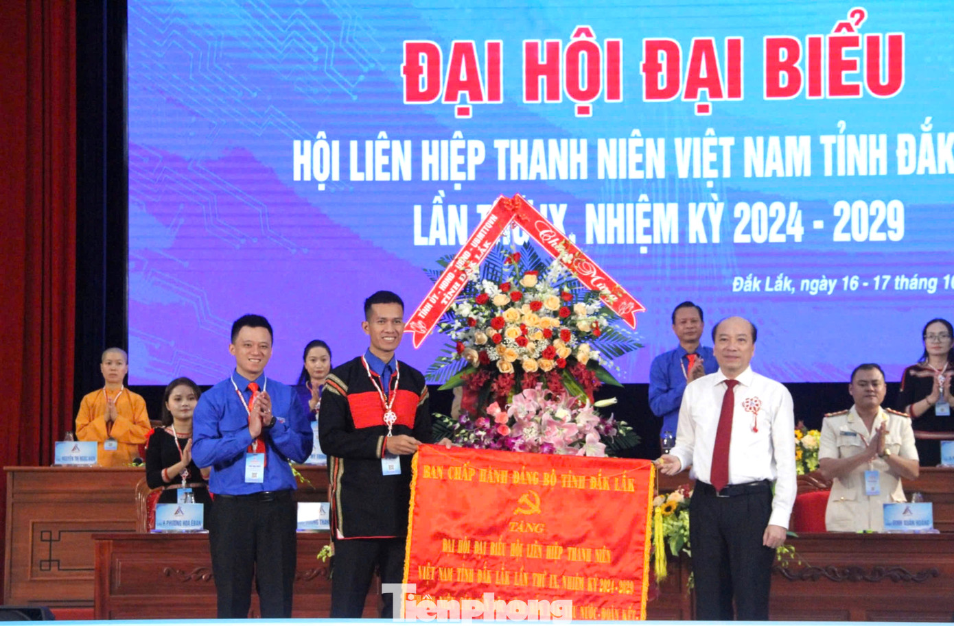 Ban chấp hành Đảng bộ tỉnh Đắk Lắk tặng bức trướng cho Hội LHTN Việt Nam tỉnh.
