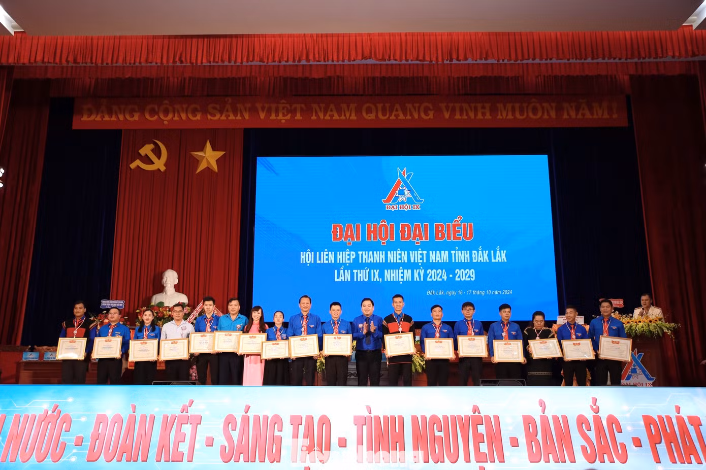 Tập thể, cá nhân xuất sắc nhận bằng khen của Trung ương hội. Tập thể, cá nhân xuất sắc nhận bằng khen của Trung ương hội.