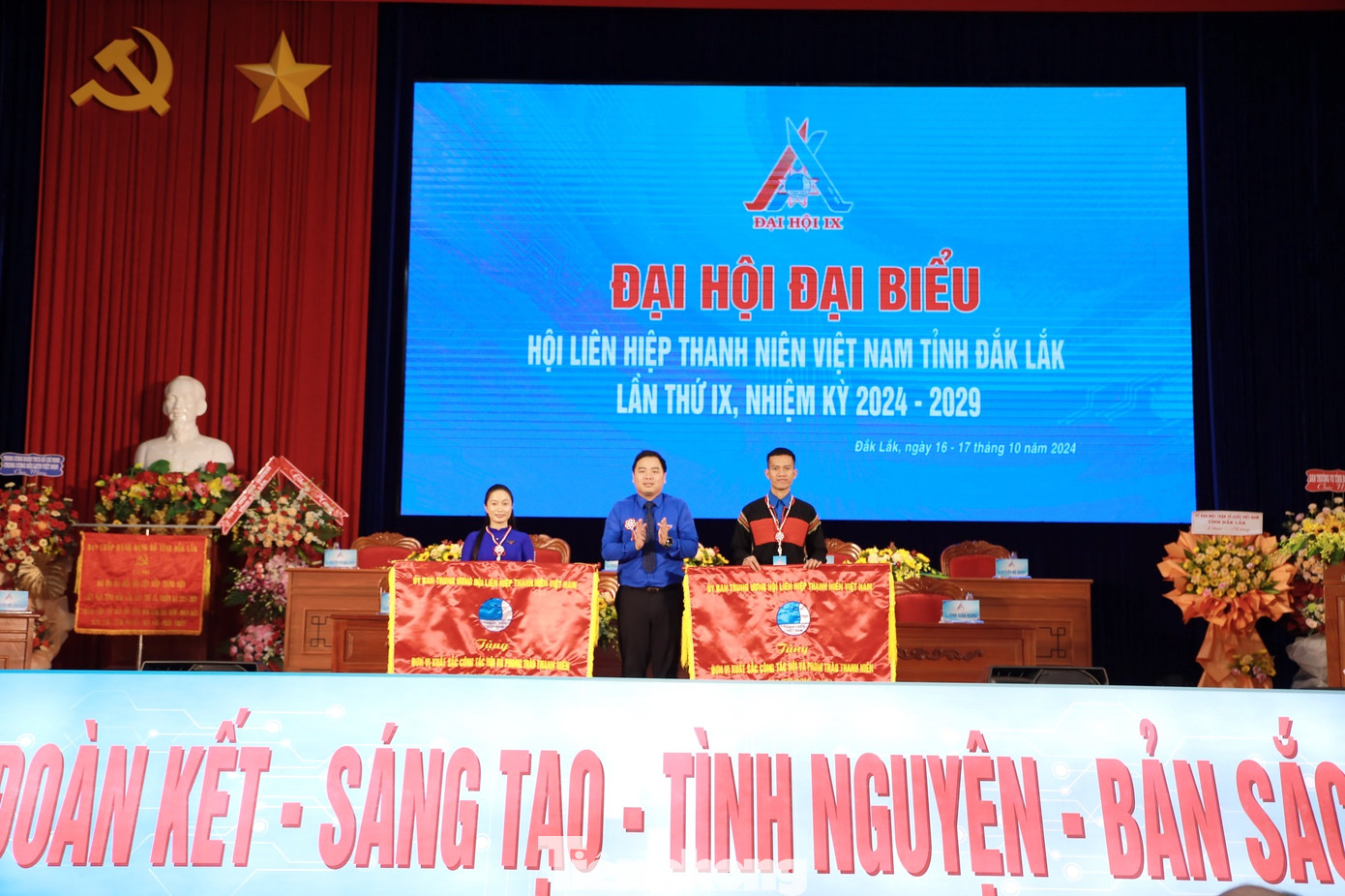 Trung ương Hội LHTN Việt Nam tặng cờ thi đua cho 2 đơn vị