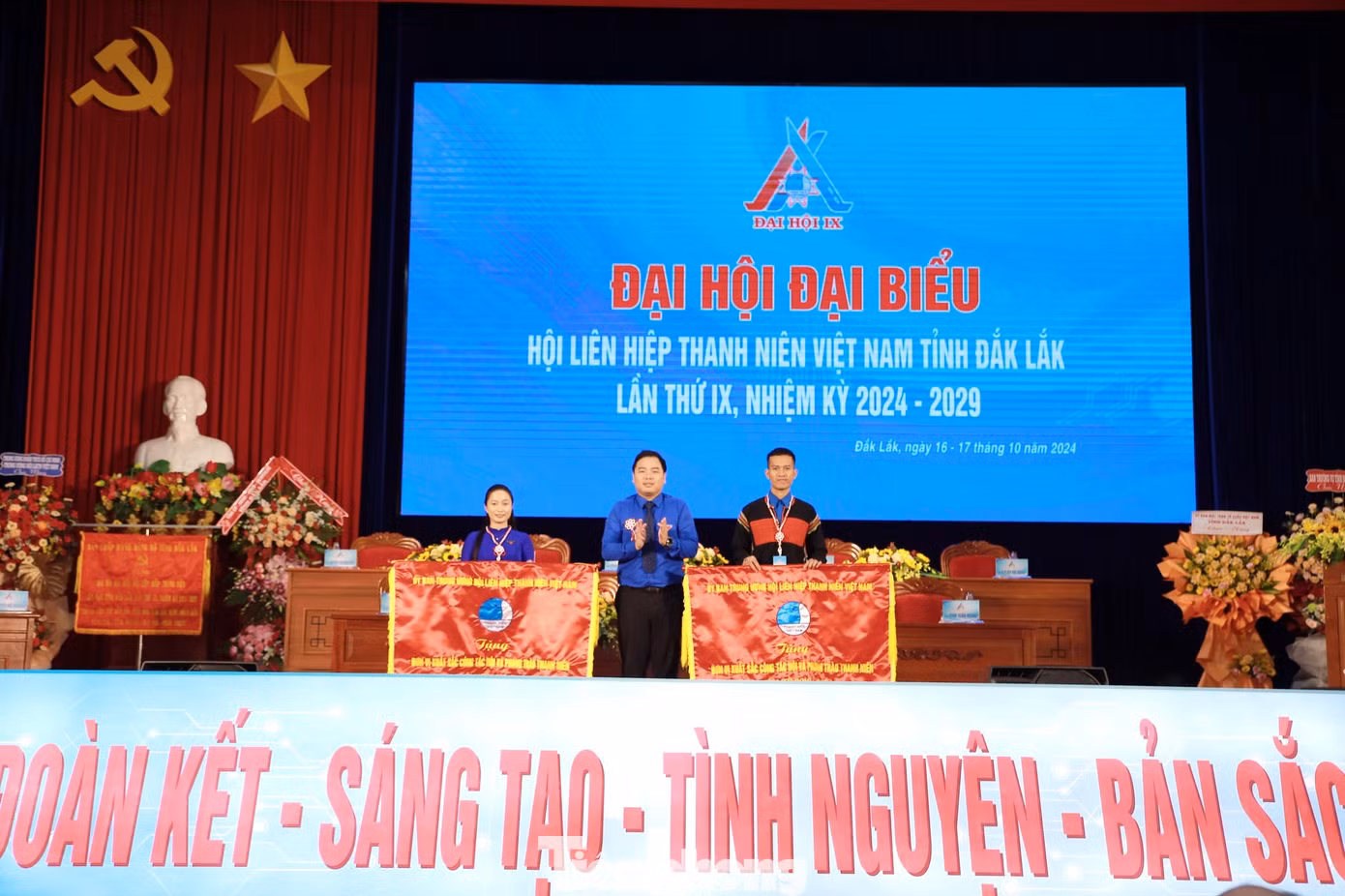Trung ương Hội LHTN Việt Nam tặng cờ thi đua cho 2 đơn vị Trung ương Hội LHTN Việt Nam tặng cờ thi đua cho 2 đơn vị
