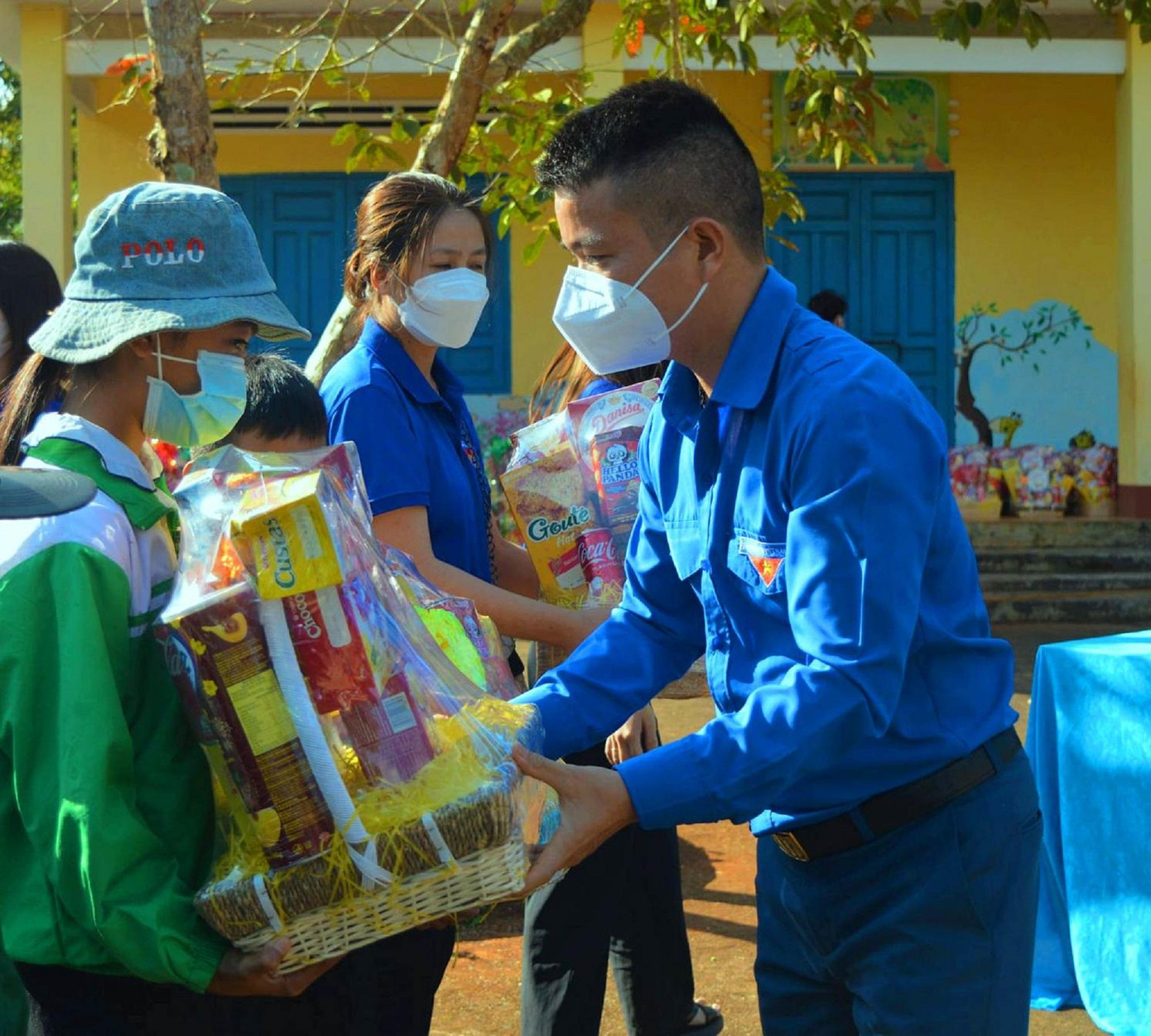 Đại diện lãnh đạo tỉnh đoàn tặng quà Đại diện lãnh đạo tỉnh đoàn tặng quà