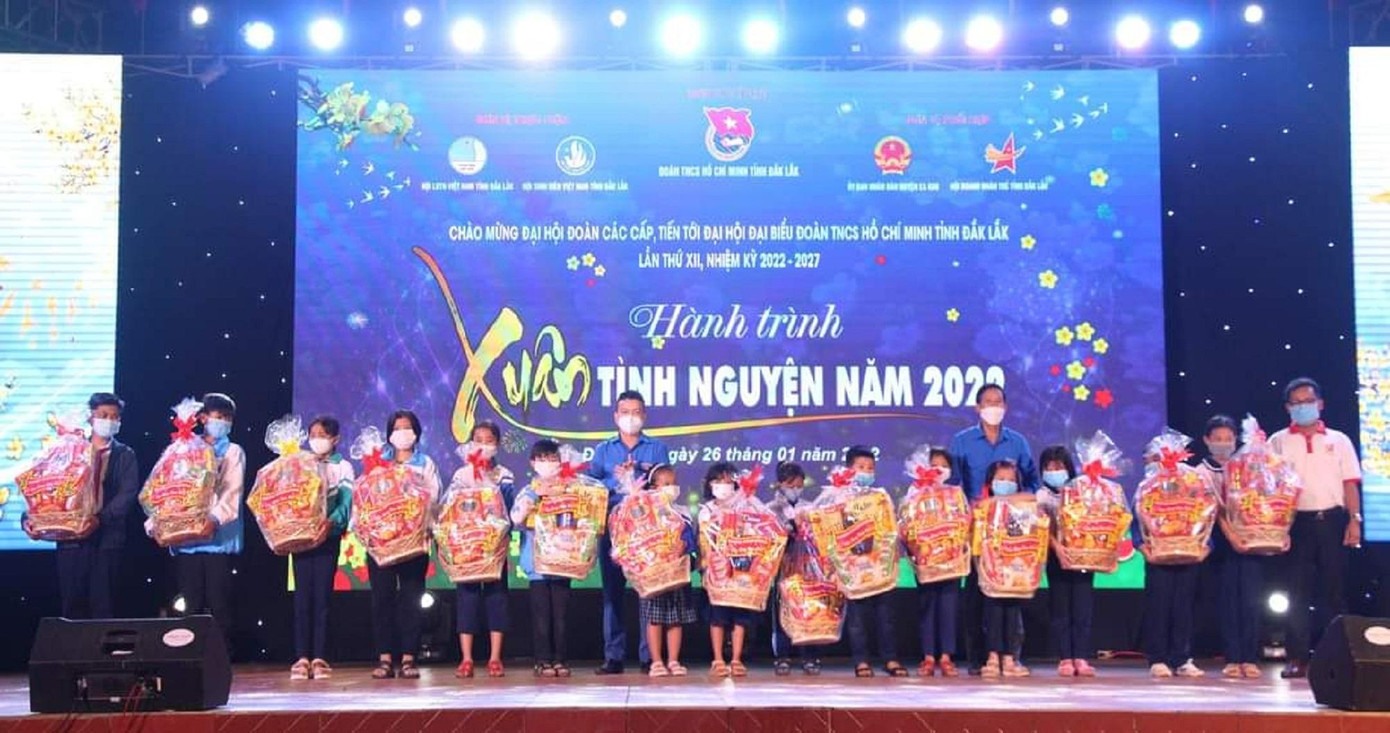 Học sinh và thiếu nhi khó khăn nhận quà Học sinh và thiếu nhi khó khăn nhận quà