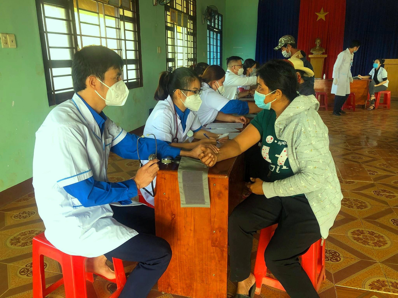 Khám bệnh, cấp phát thuốc miễn phí cho người dân Khám bệnh, cấp phát thuốc miễn phí cho người dân