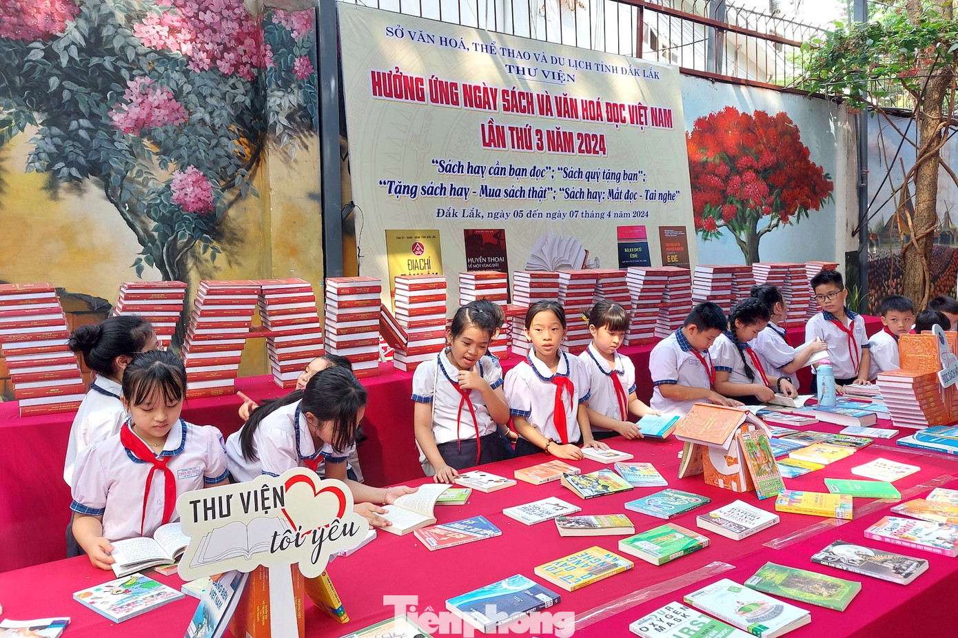 Học sinh đọc sách ở các quầy sách tại chương trình Học sinh đọc sách ở các quầy sách tại chương trình