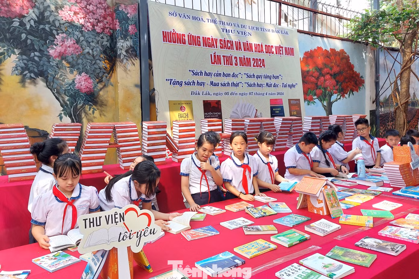 Học sinh đọc sách ở các quầy sách tại chương trình