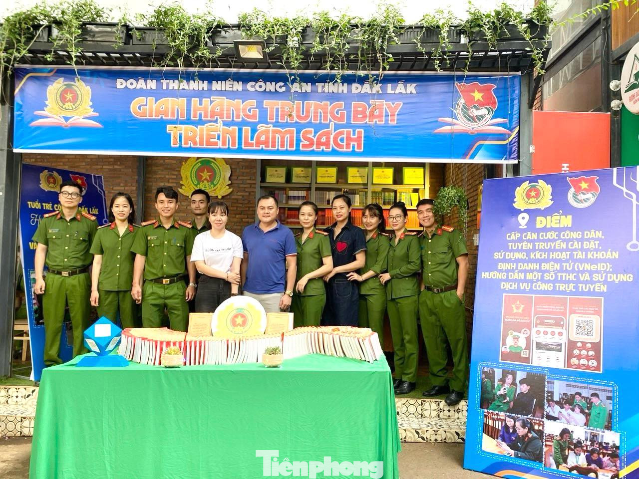 Gian hàng trưng bày triển lãm sách của đoàn thanh niên công an tỉnh Đắk Lắk Gian hàng trưng bày triển lãm sách của đoàn thanh niên công an tỉnh Đắk Lắk
