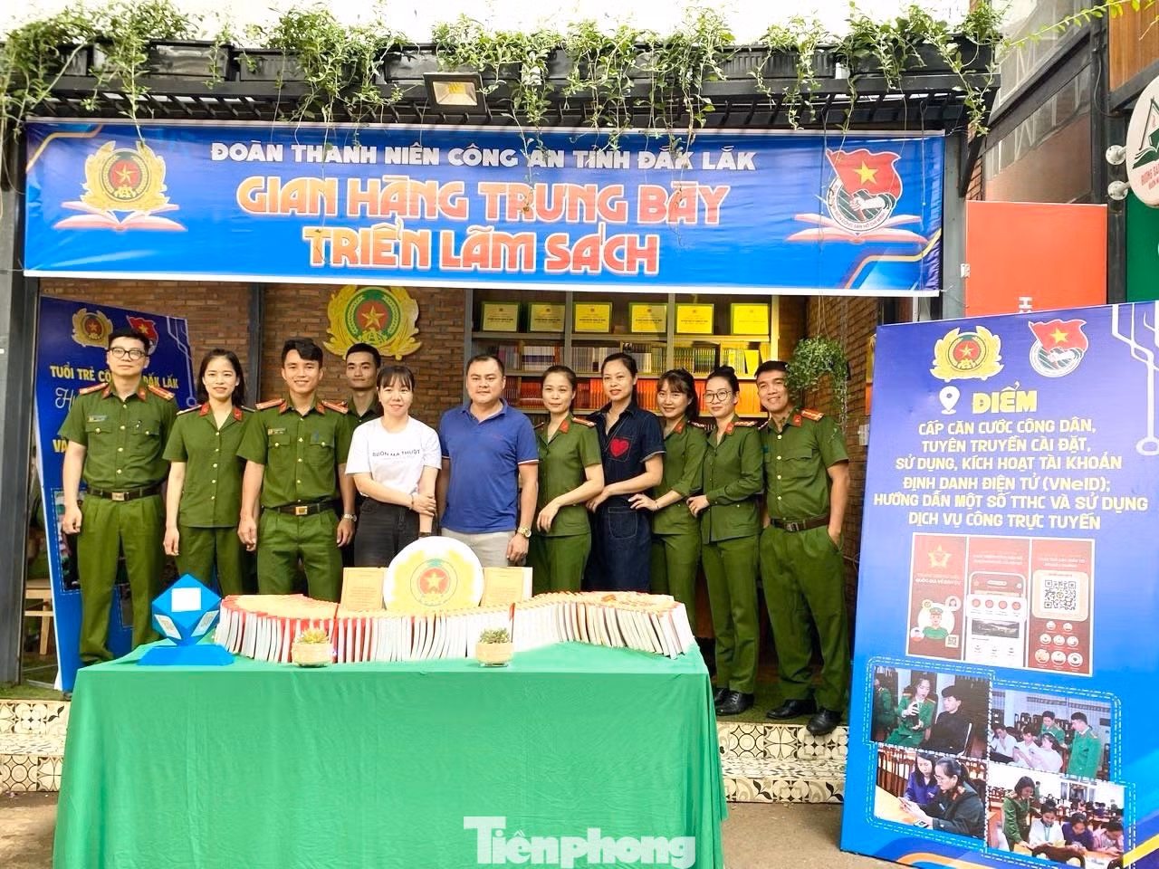 Gian hàng trưng bày triển lãm sách của đoàn thanh niên công an tỉnh Đắk Lắk