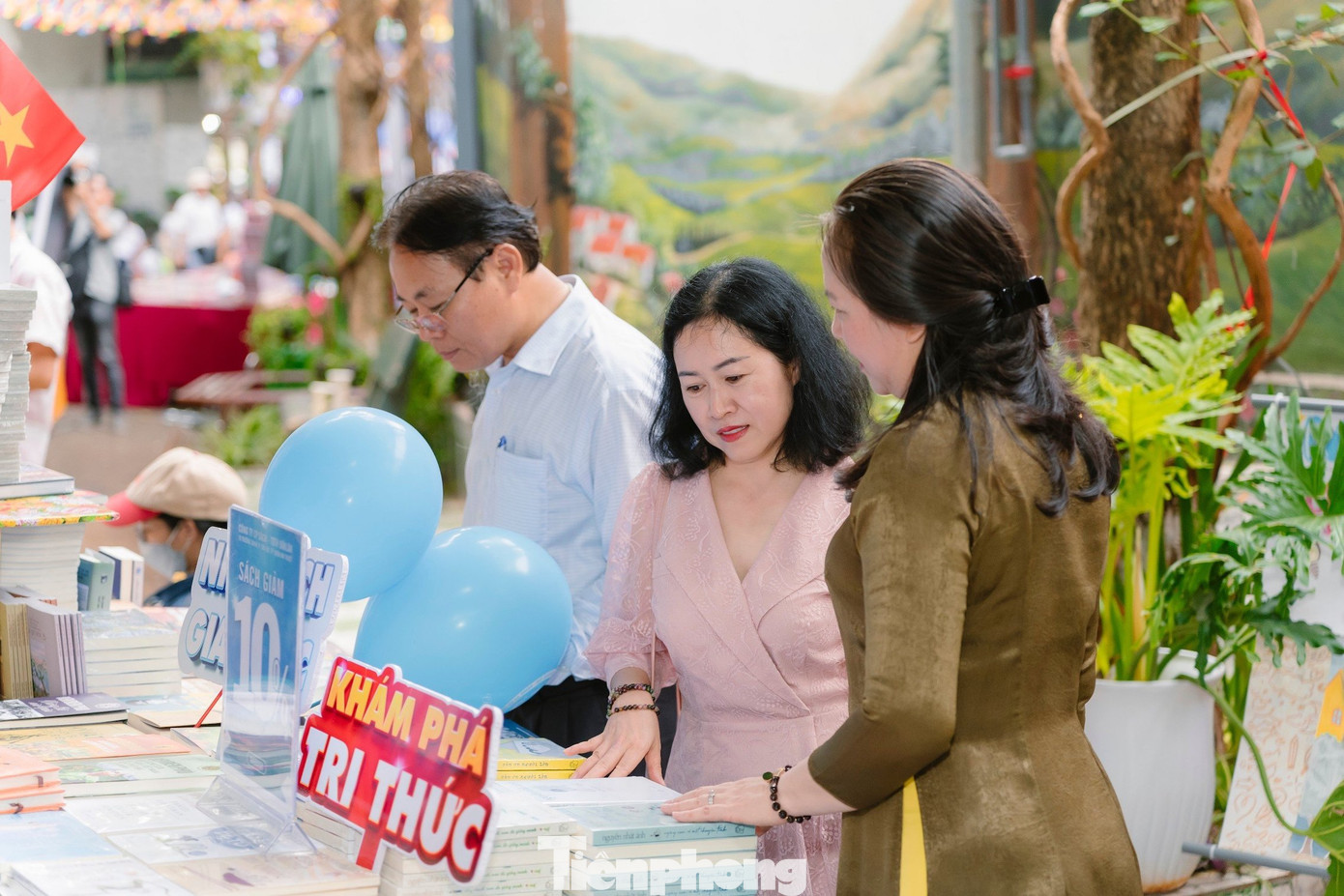 Người dân, du khách tham quan, tìm hiểu tại các gian hàng trưng bày sách Người dân, du khách tham quan, tìm hiểu tại các gian hàng trưng bày sách