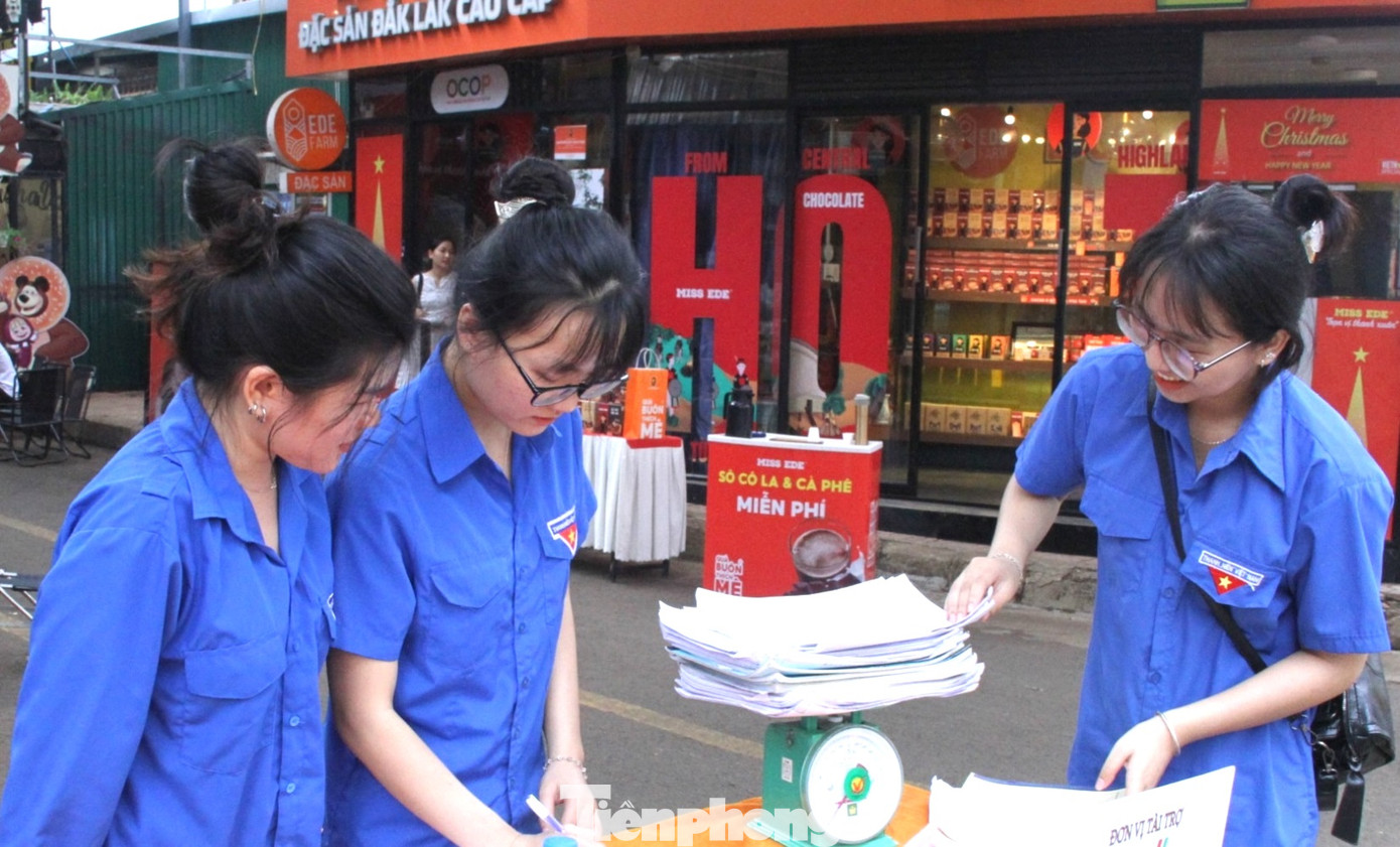 Gian hàng đổi giấy vụn, sách cũ lấy sen đá Gian hàng đổi giấy vụn, sách cũ lấy sen đá