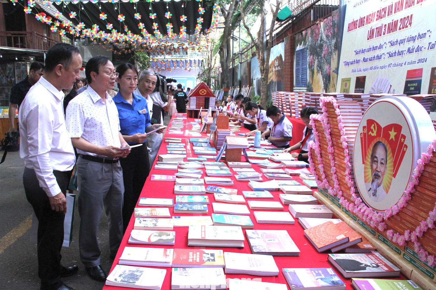 Đại biểu tham quan các gian trưng bày sách Đại biểu tham quan các gian trưng bày sách