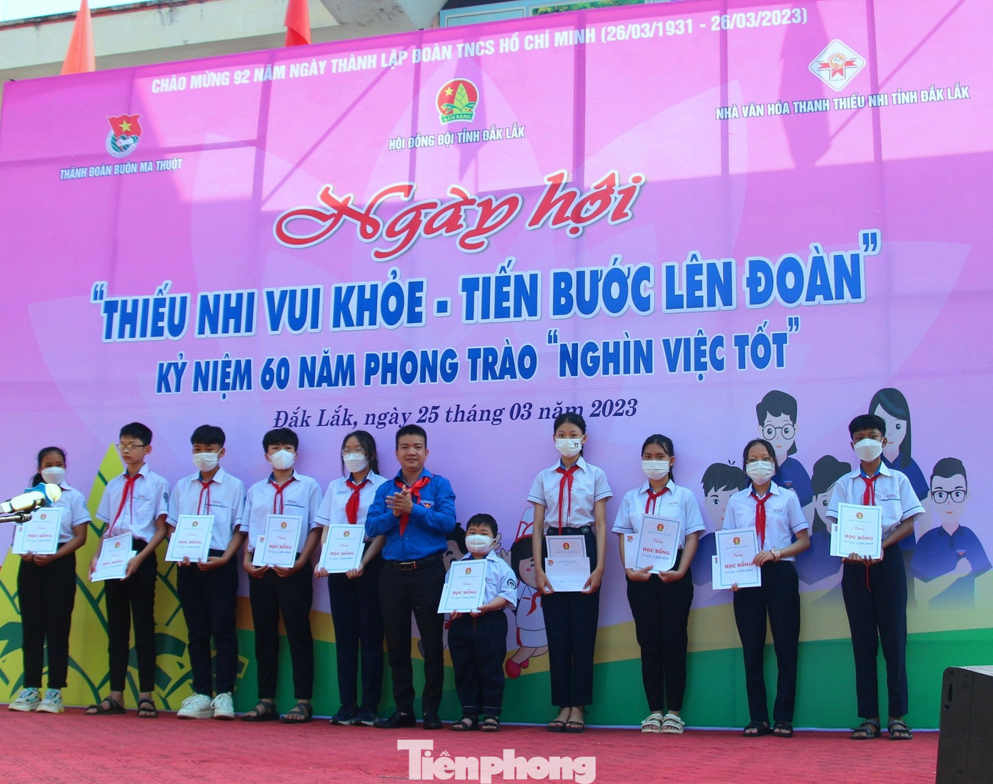 Học sinh khó khăn được nhận học bổng