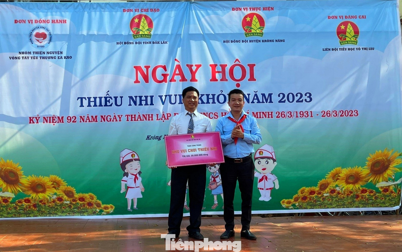 Đại diện lãnh đạo Tỉnh Đoàn trao tặng bảng tượng trưng khu vui chơi
