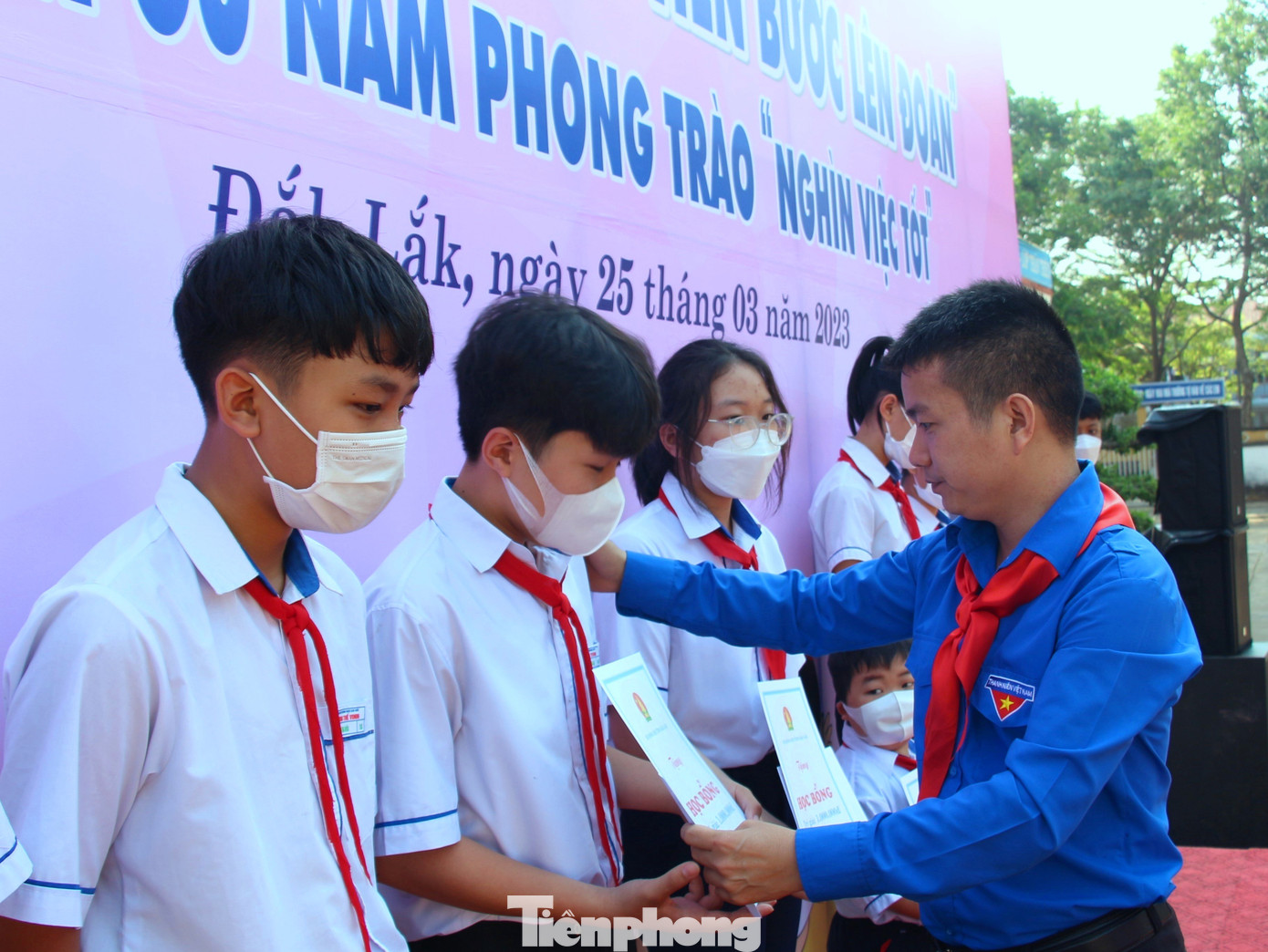 Anh Trần Doãn Tới, Phó bí thư Tỉnh Đoàn, Chủ tịch Hội đồng đội trao học bổng cho các học sinh khó khăn