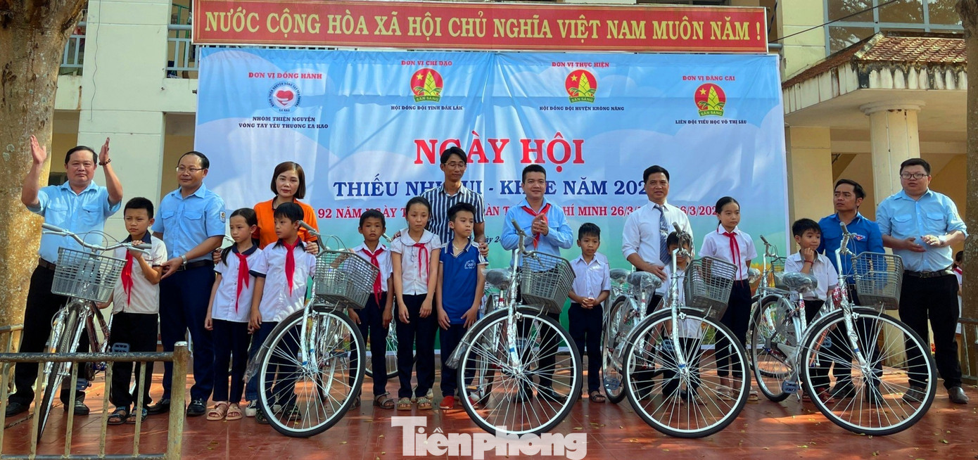 Học sinh khó khăn được nhận xe đạp