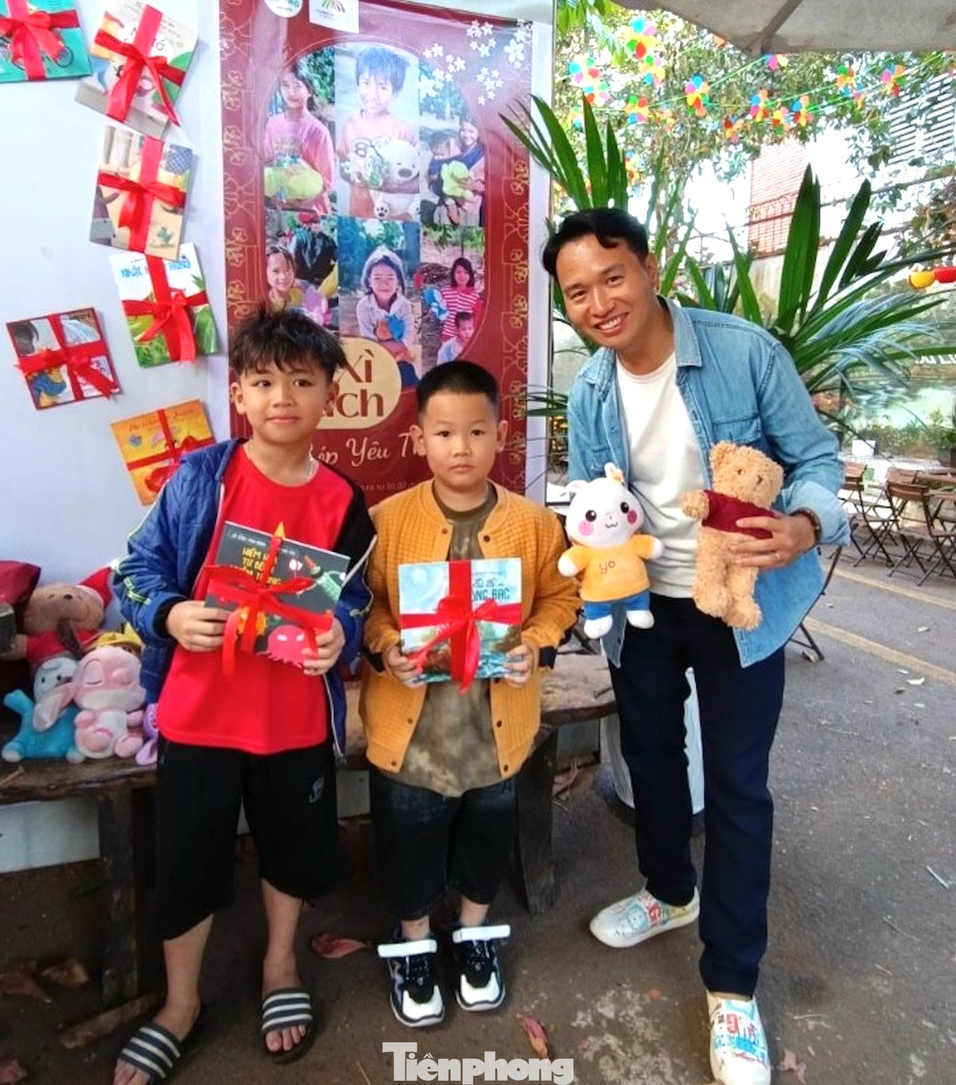 Các bạn nhỏ đổi thú bông nhận lì xì sách