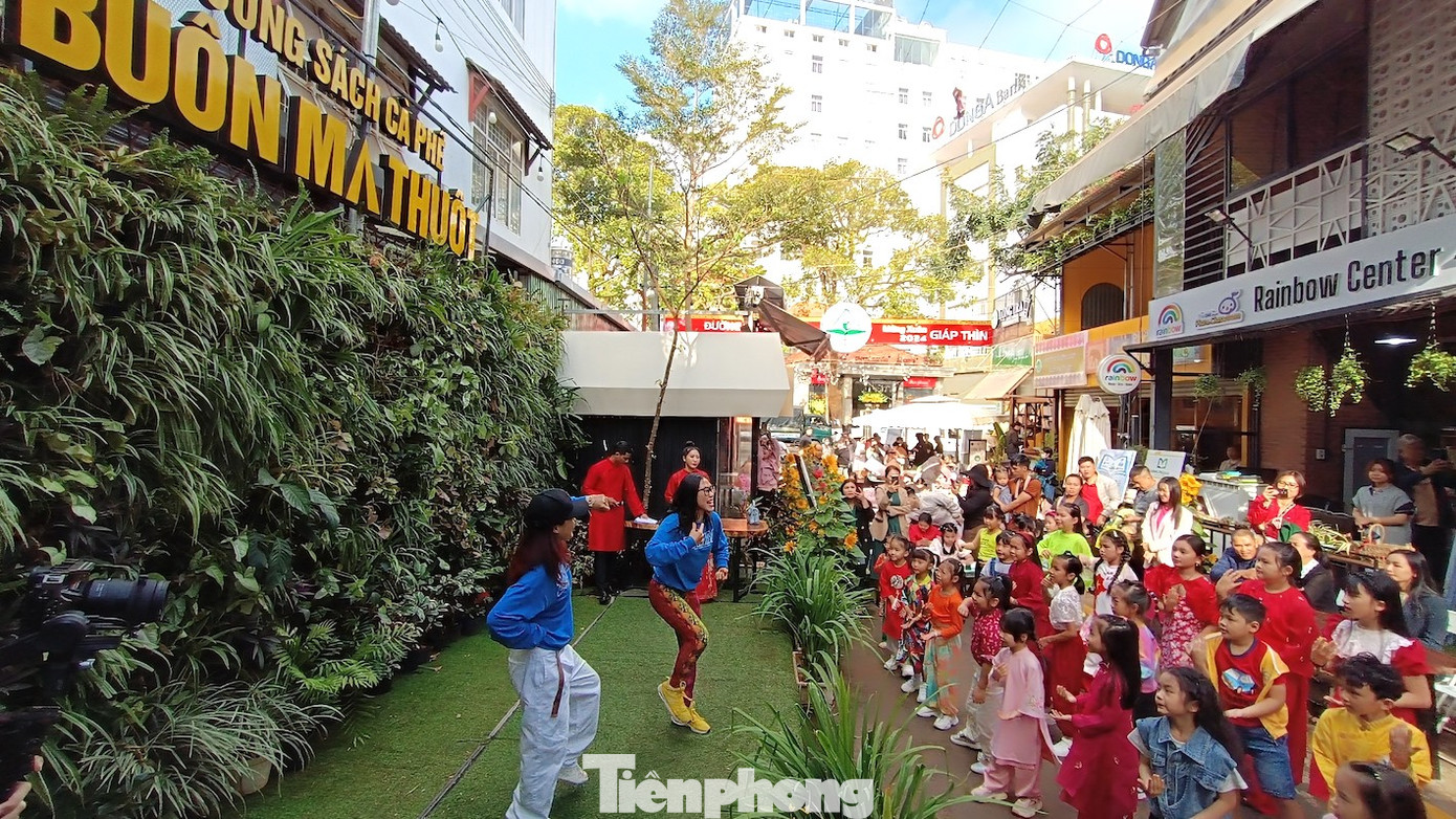 Ban tổ chức sẽ thực hiện chuỗi hoạt động văn hóa, văn nghệ diễn ra đến hết ngày mùng 6 Tết gắn với sách như: Ra quân Chủ Nhật Xanh (đổi sách lấy cây xanh, trạm thu gom pin cũ); Giao lưu các tác giả sách tại khu vực Tây Nguyên (Gia Lai, Đắk Nông, Kon Tum...)