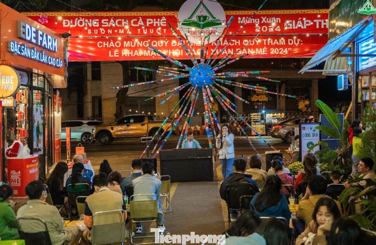 Vào ngày lễ tình nhân 14/2, diễn ra đêm nhạc "Tình yêu và tuổi trẻ" thu hút nhiều bạn trẻ.