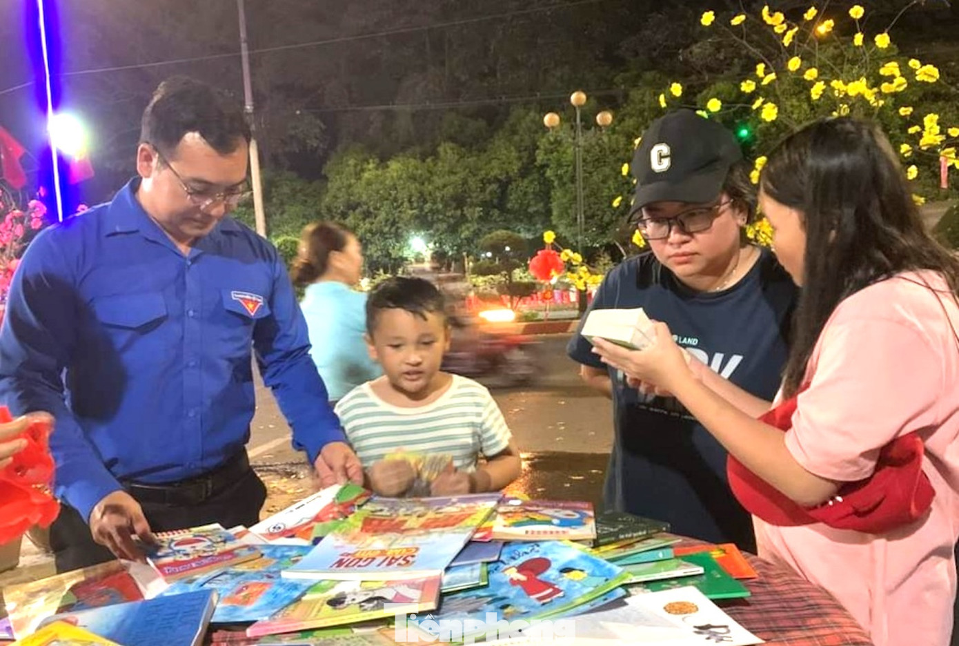 Với thông điệp "Trao cho trẻ một quyển sách là bạn đã góp phần thay đổi thế giới", Hội đồng Đội huyện Cư M’gar cùng với CLB Tổng phụ trách Đội, CLB Vì đàn em thân yêu đã lì xì gần 600 đầu sách cho thiếu nhi trong dịp Tết Giáp Thìn 2024.