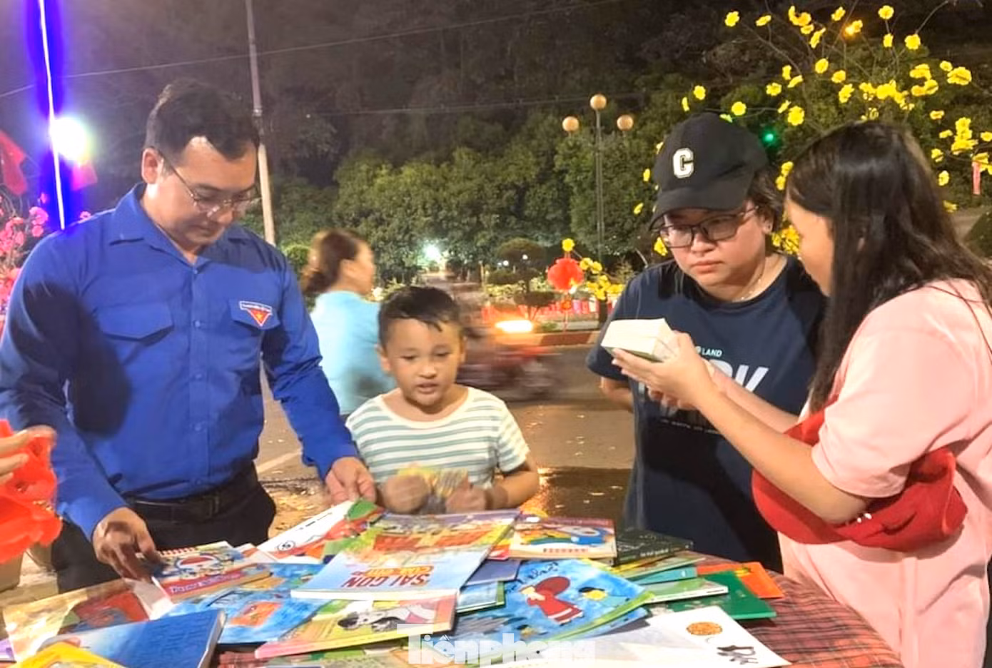Với thông điệp "Trao cho trẻ một quyển sách là bạn đã góp phần thay đổi thế giới", Hội đồng Đội huyện Cư M’gar cùng với CLB Tổng phụ trách Đội, CLB Vì đàn em thân yêu đã lì xì gần 600 đầu sách cho thiếu nhi trong dịp Tết Giáp Thìn 2024.