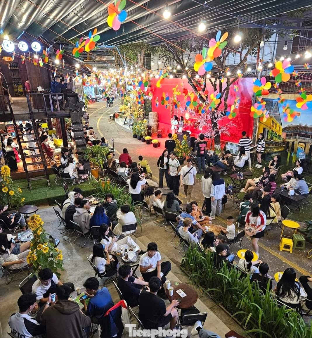 Với chủ đề “Đến đường sách học điều hay”, Hội sách xuân Ban Mê 2024 diễn ra từ ngày 25/1 – 15/2, chia làm 2 đợt với nhiều hoạt động thú vị: Ra mắt không gian sách cộng đồng; triển lãm và giới thiệu các đầu sách dành cho thiếu nhi, sách doanh nhân khởi nghiệp; thi thiếu nhi vẽ tranh; lì xì sách, bán sách đồng giá tri ân độc giả…