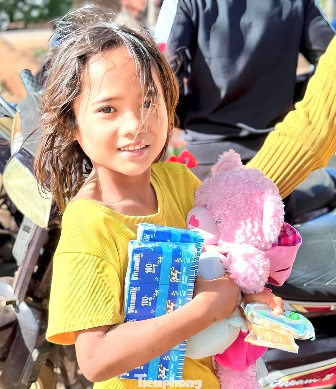 Các em nhỏ vùng sâu tỉnh Đắk Lắk vui mừng khi nhận thú bông.