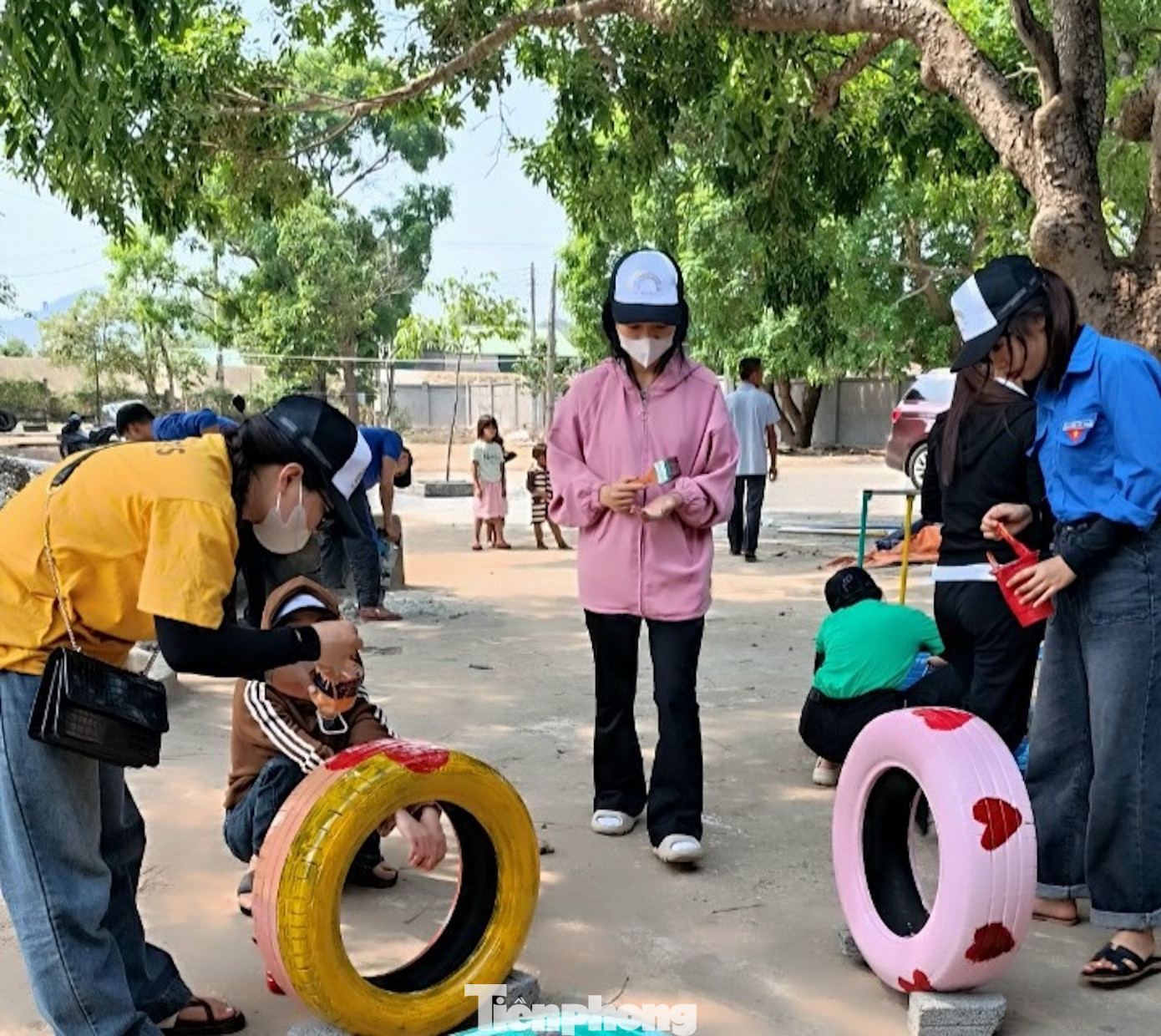 Những chiếc lốp xe cũ được đoàn viên thanh niên vệ sinh sạch sẽ, vẽ các họa tiết bằng sơn màu bắt mắt, làm thành đồ chơi hữu ích thú vị cho trẻ em.
