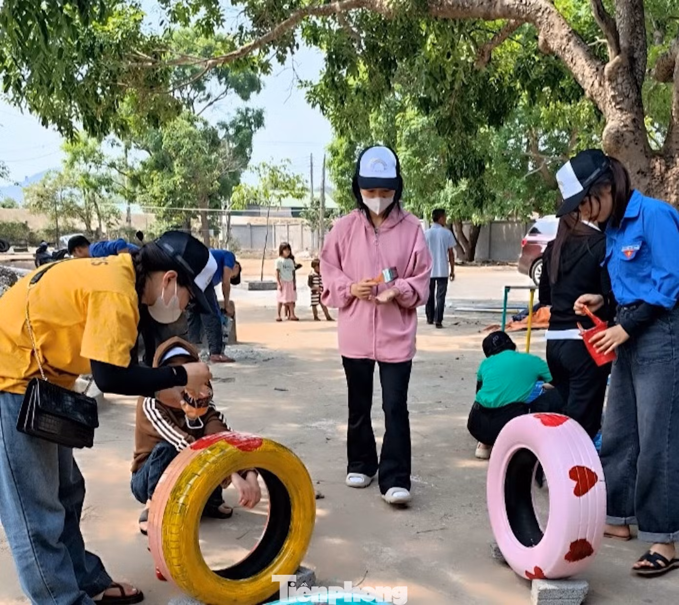 Những chiếc lốp xe cũ được đoàn viên thanh niên vệ sinh sạch sẽ, vẽ các họa tiết bằng sơn màu bắt mắt, làm thành đồ chơi hữu ích thú vị cho trẻ em.