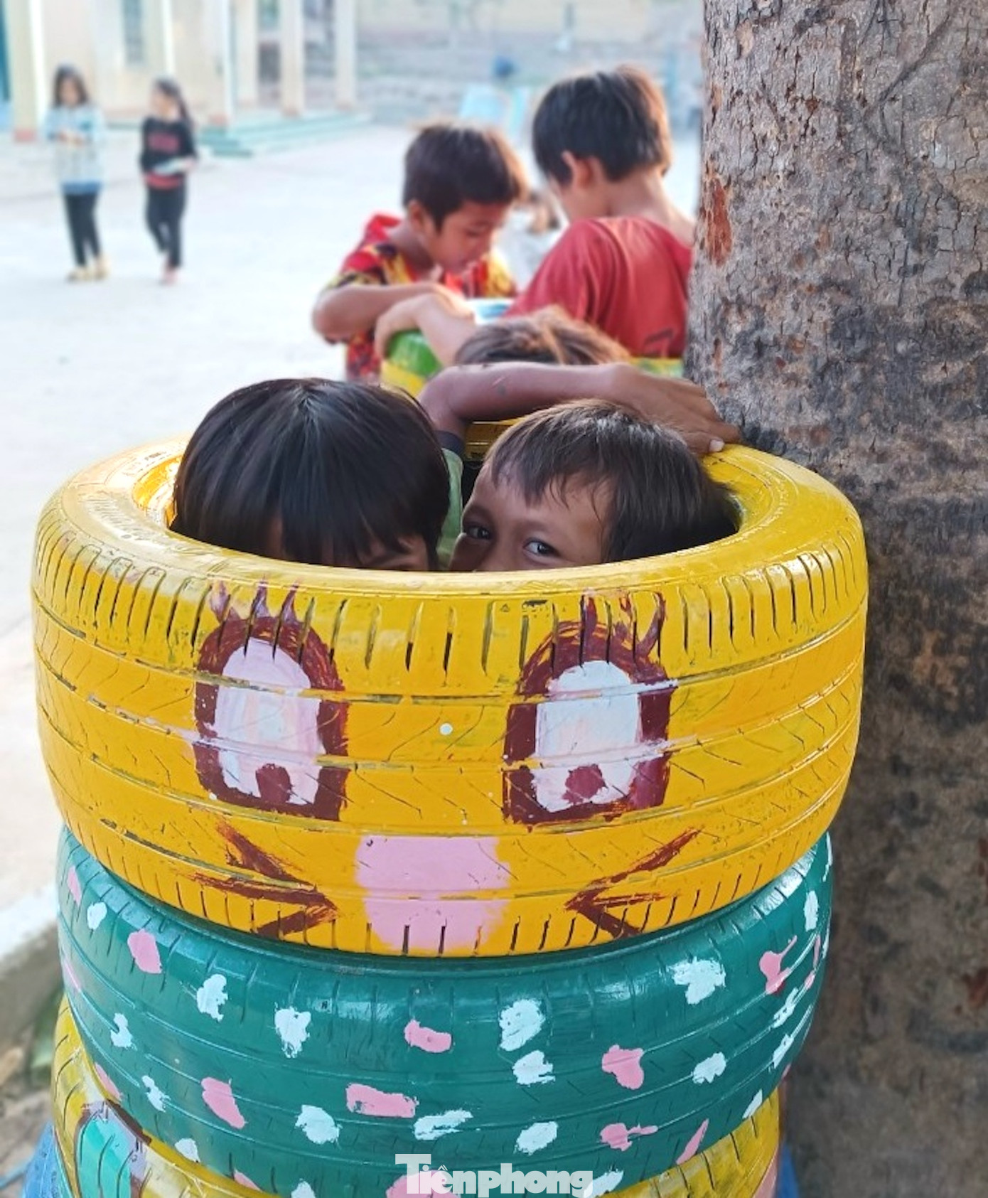 Khu vui chơi được làm từ lốp xe cũ tái chế với nhiều trò chơi như: xích đu, bập bênh, đu quay, … khiến các em nhỏ rất thích thú.