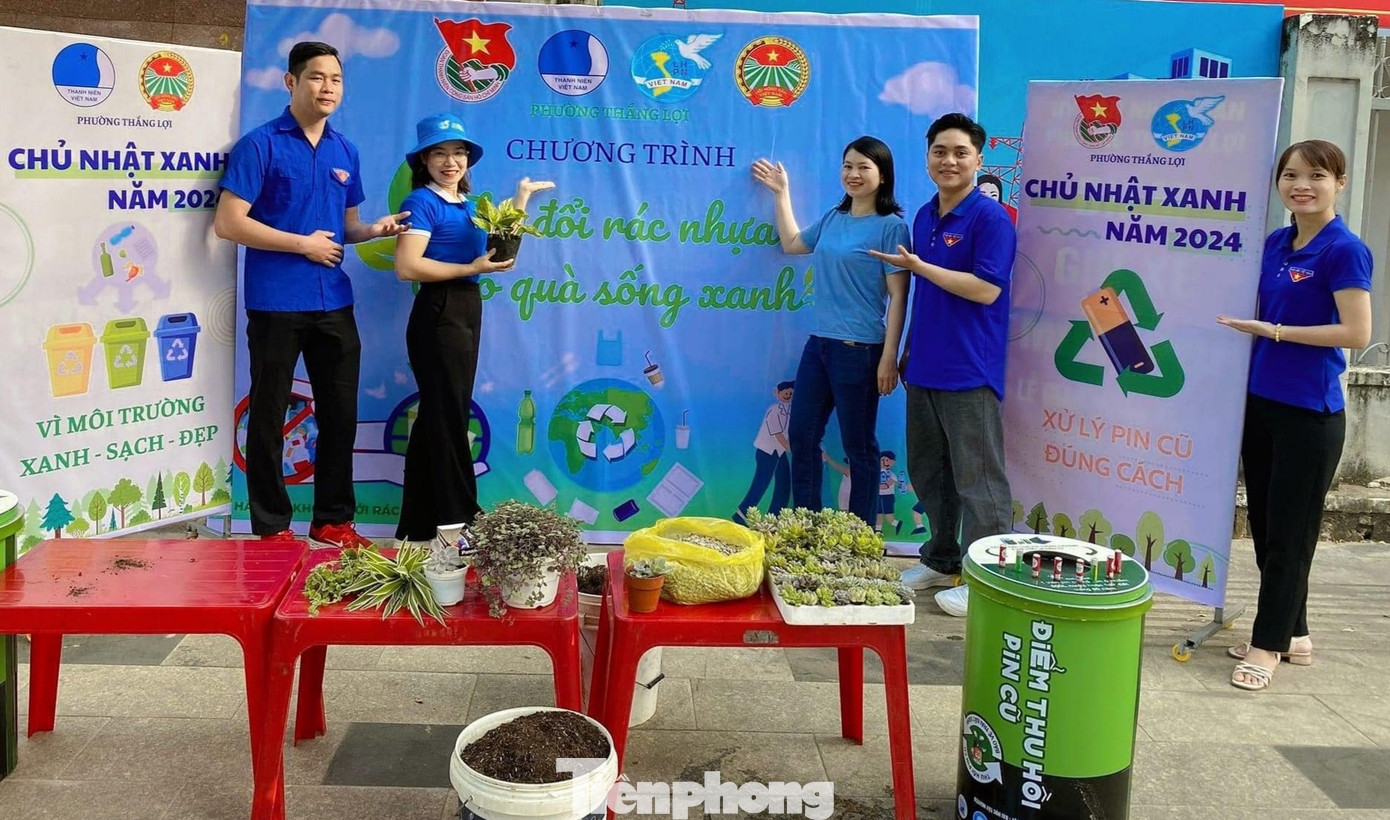 Phát huy vai trò của thanh niên trong việc bảo vệ môi trường, Đoàn phường Thắng Lợi phối hợp cùng các đơn vị của phường triển khai chương trình “Thu đổi rác nhựa, trao quà sống xanh”.