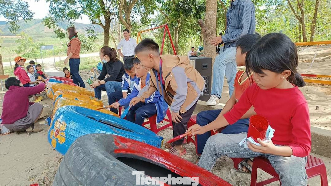 Việc sử dụng lốp xe cũ không chỉ tiết kiệm chi phí triển khai công trình thanh niên mà còn giúp hạn chế rác thải cao su ra môi trường, tăng phần độc đáo cho các công trình.