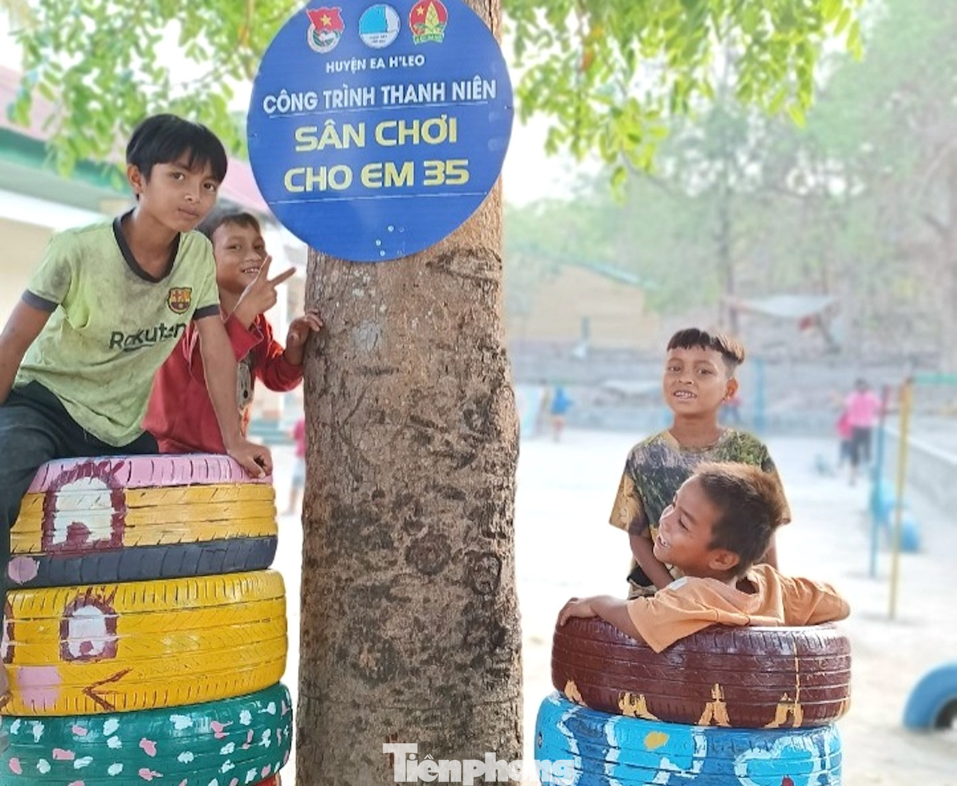 Khu vui chơi được làm từ lốp xe cũ tái chế với nhiều trò chơi như: xích đu, bập bênh, đu quay, … khiến các em nhỏ rất thích thú.