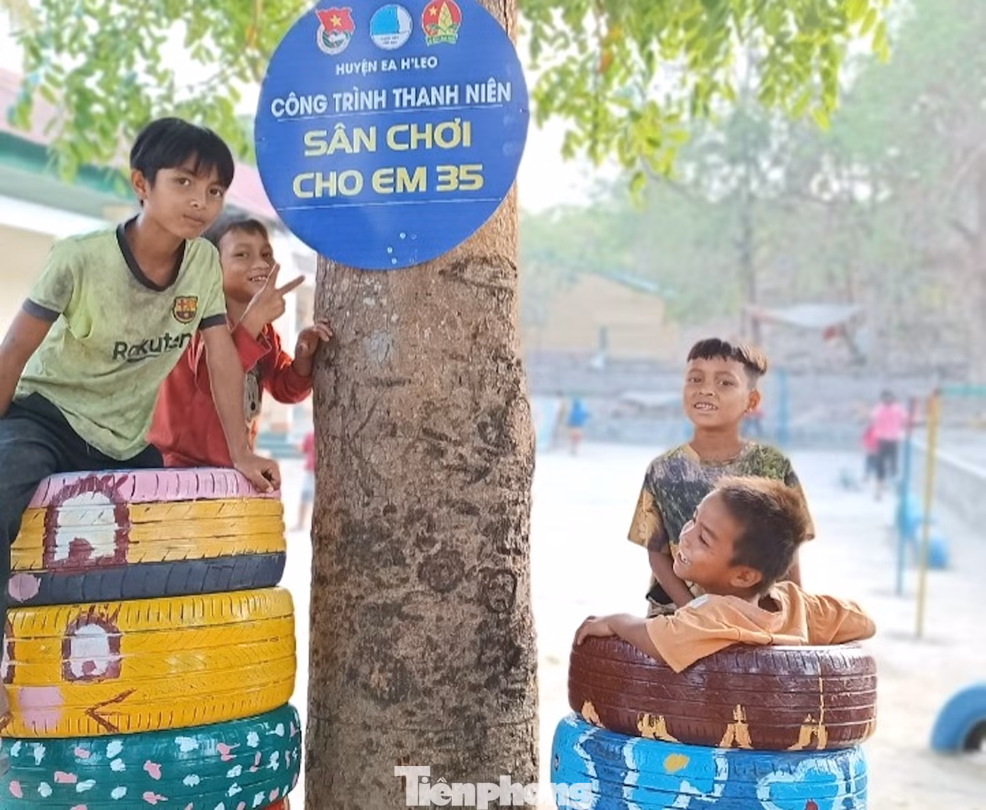 Khu vui chơi được làm từ lốp xe cũ tái chế với nhiều trò chơi như: xích đu, bập bênh, đu quay, … khiến các em nhỏ rất thích thú.