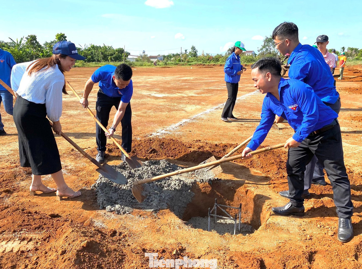 Các đại biểu tham gia khởi công công trình