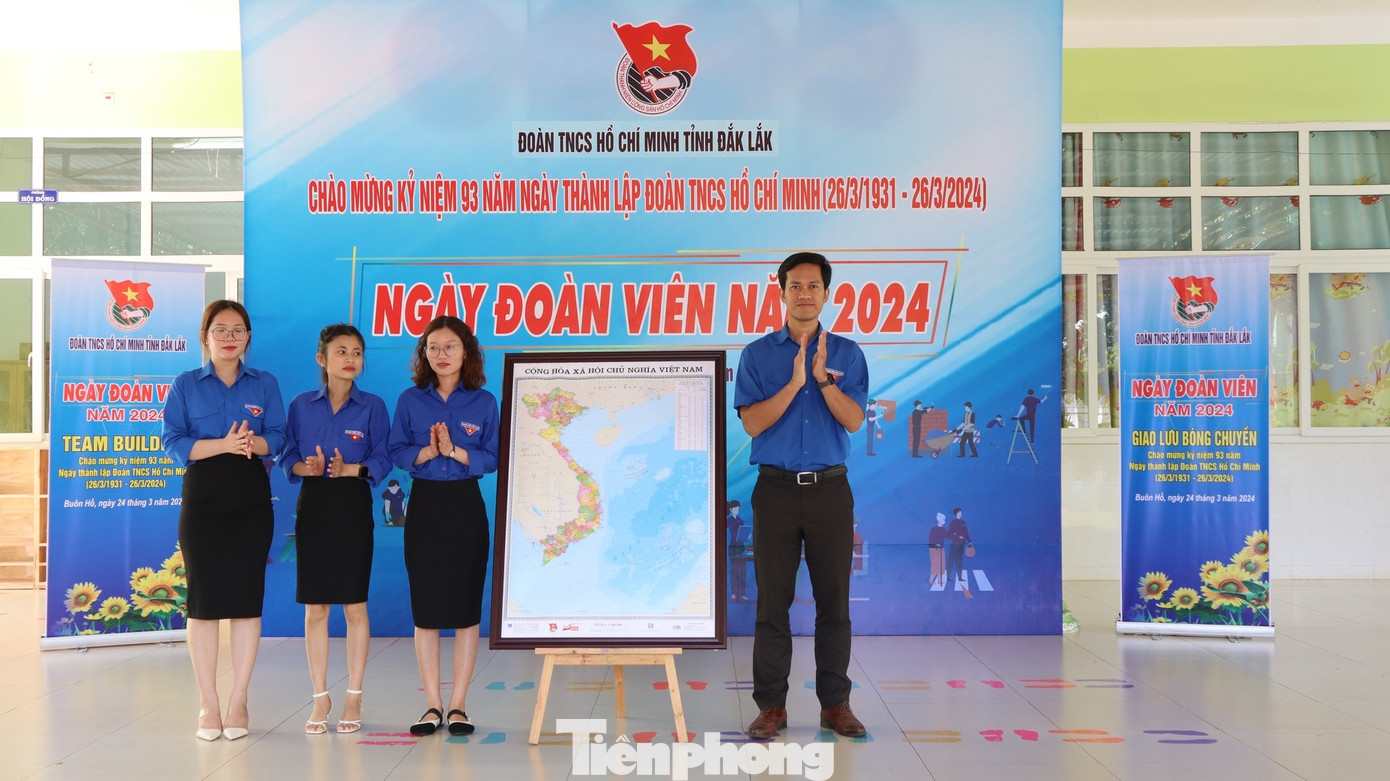 Dịp này, Ban Thường vụ Tỉnh Đoàn đã trao tặng Bản đồ Việt Nam hưởng ứng Cuộc vận động "Tự hào một dải non sông"; trao tặng công trình thanh niên “Tủ đồ cá nhân cho em” trị giá 10 triệu đồng; tặng 8 suất quà cho đoàn viên, thanh niên có hoàn cảnh khó khăn.