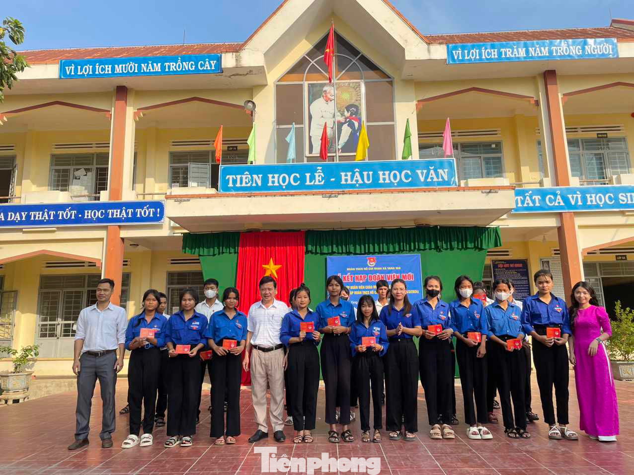 Hưởng ứng “Ngày đoàn viên” do Trung ương Đoàn TNCS Hồ Chí Minh phát động, Huyện Đoàn Lắk đã chỉ đạo các bộ đoàn trong huyện tổ chức nhiều nội dung phong phú, thiết thực và phù hợp. Các cơ sở Đoàn trên địa bàn huyện đã tổ chức giải bóng chuyền, bóng đá, kết nạp được 355 đoàn viên mới.