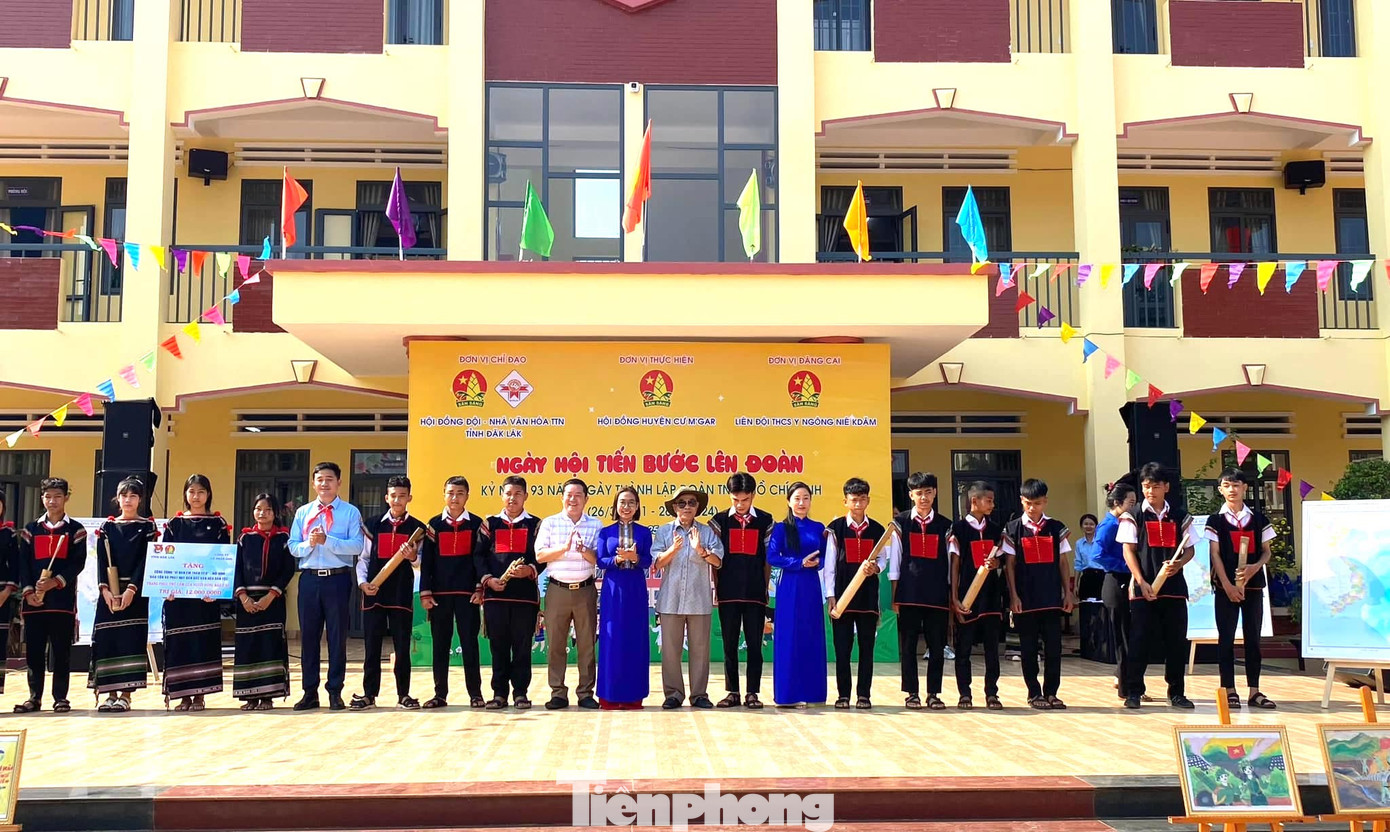Trong khuôn khổ chương trình, Hội đồng Đội tỉnh đã trao tặng 5 bản đồ “Tự hào một dải non sông Việt Nam” cho Liên đội trường này; trao tặng 10 suất học bổng “Thắp sáng ước mơ” cho các em học sinh vượt khó, vươn lên trong học tập; 1 bộ trống Đội, 300 khăn quàng đỏ” và 1 bộ chiêng kram, 8 bộ trang phục truyền thống cho Đội chiêng của nhà trường;…