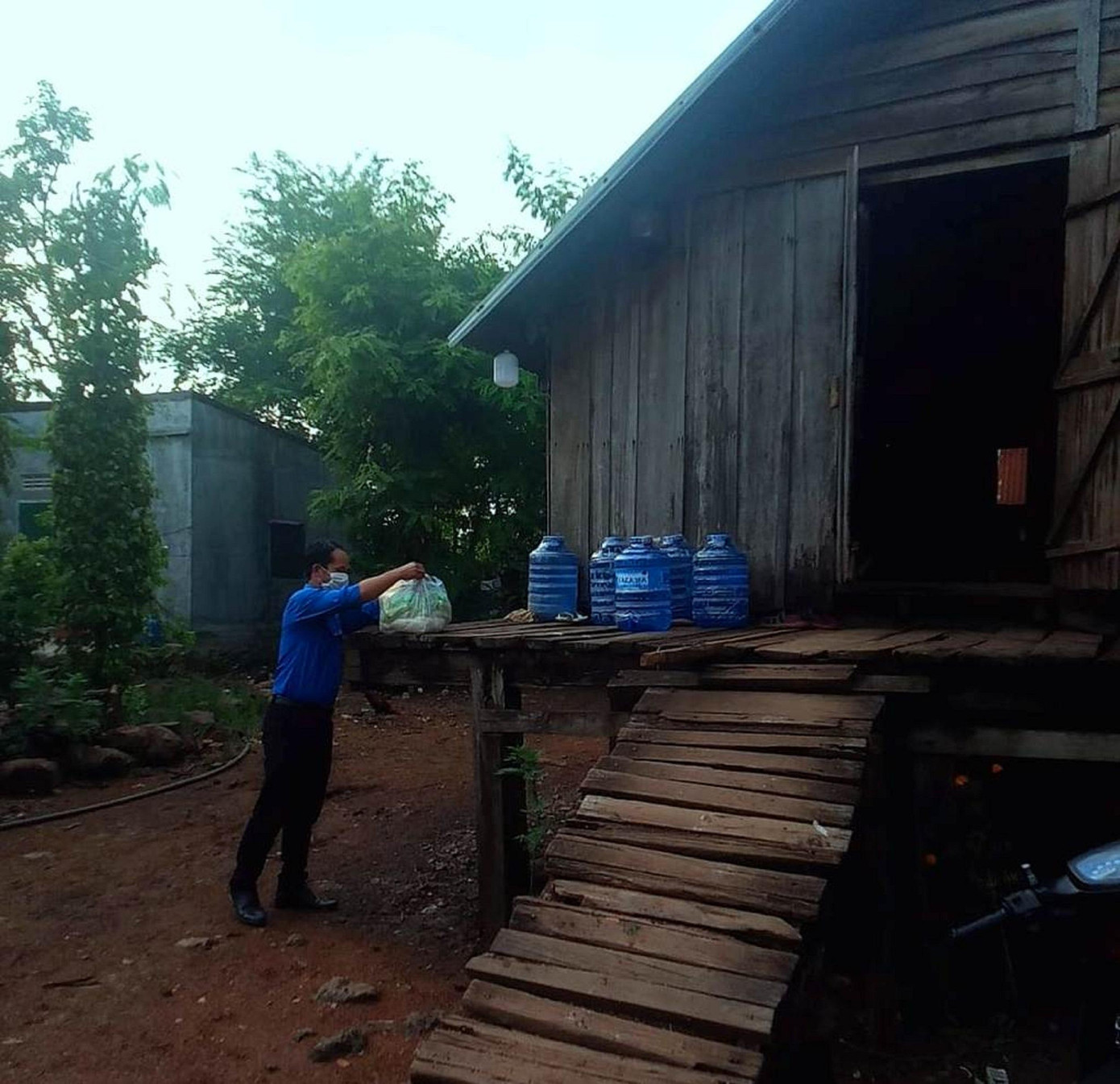 Đoàn thanh niên hỗ trợ nhu yếu phẩm cho những hộ khó khăn Đoàn thanh niên hỗ trợ nhu yếu phẩm cho những hộ khó khăn