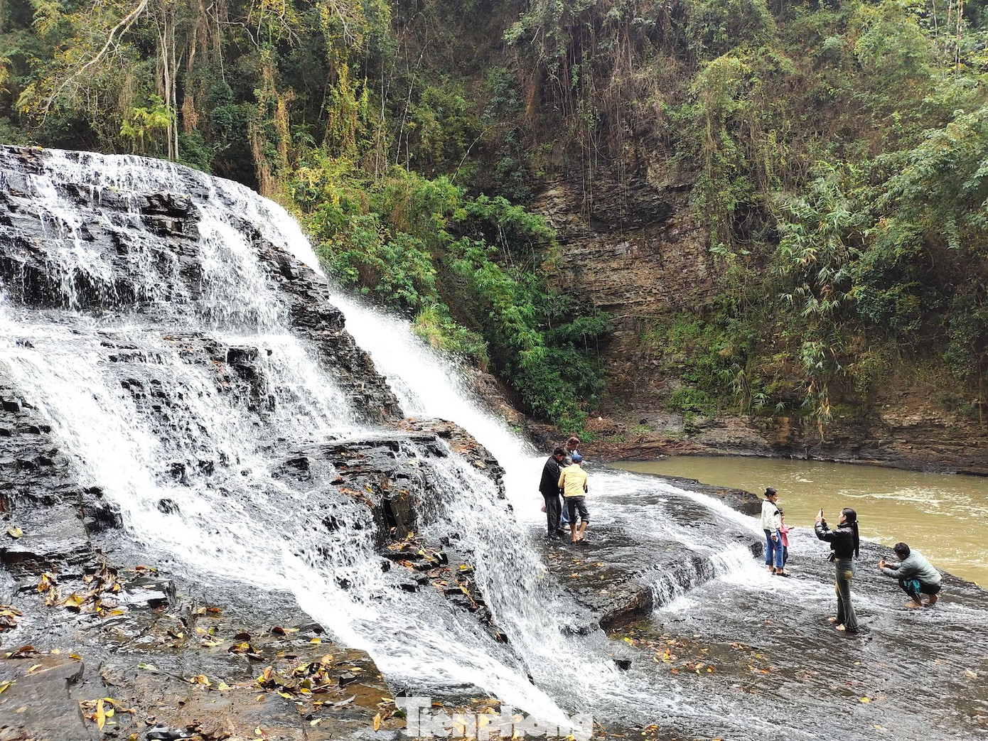 Dòng thác đổ xuống những tảng đá gối chồng lên nhau. Những vách đá cheo leo, phủ đầy rêu phong. Nhiều rễ cây rủ xuống lòng thác, đung đưa cùng khói nước. Thác Thủy Tiên đã được Bộ Văn hóa, Thể thao và Du lịch xếp hạng Di tích Quốc gia.