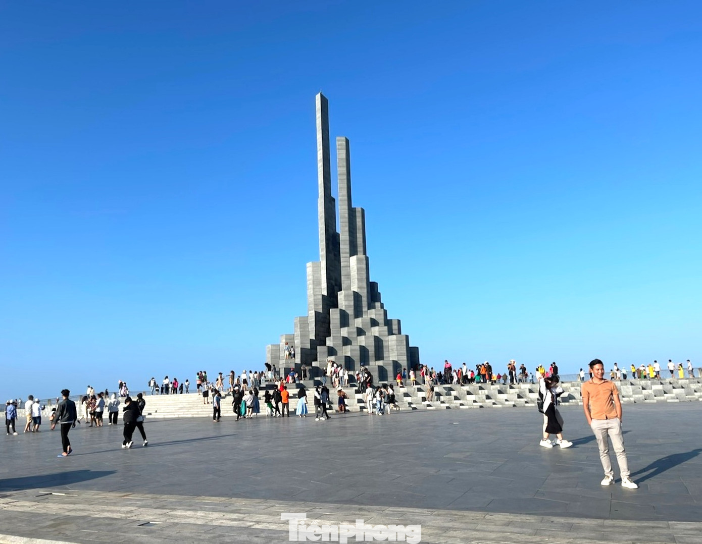 Dịp đầu xuân Giáp Thìn 2024, nhiều bạn trẻ và du khách tìm đến xứ sở hoa vàng cỏ xanh khám phá công trình kiến trúc độc đáo tháp Nghinh Phong.