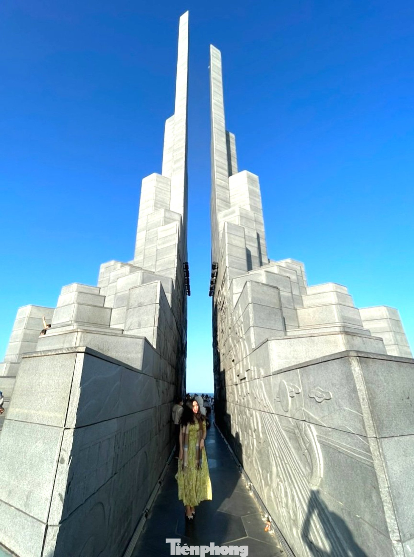 Ở giữa là khe đón gió với nghĩa nghinh phong, được gắn các mảng phù điêu tạc trên những phiến đá granite, kể lại câu chuyện lịch sử.