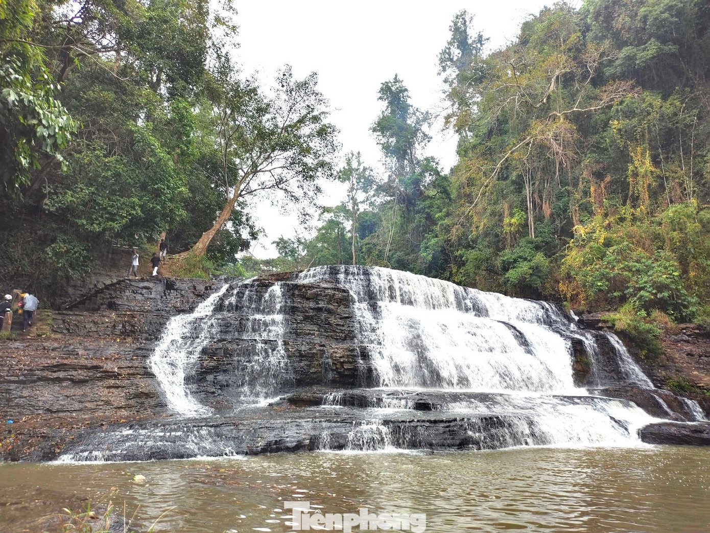 Nằm trên địa bàn xã Ea Púk (huyện Krông Năng, tỉnh Đắk Lắk), dòng chảy thác Thủy Tiên ẩn mình giữa rừng cây rộng lớn, với nhiều tầng nước đổ uốn lượn giữa đại ngàn bao la, bạt ngàn màu xanh của cây cỏ.