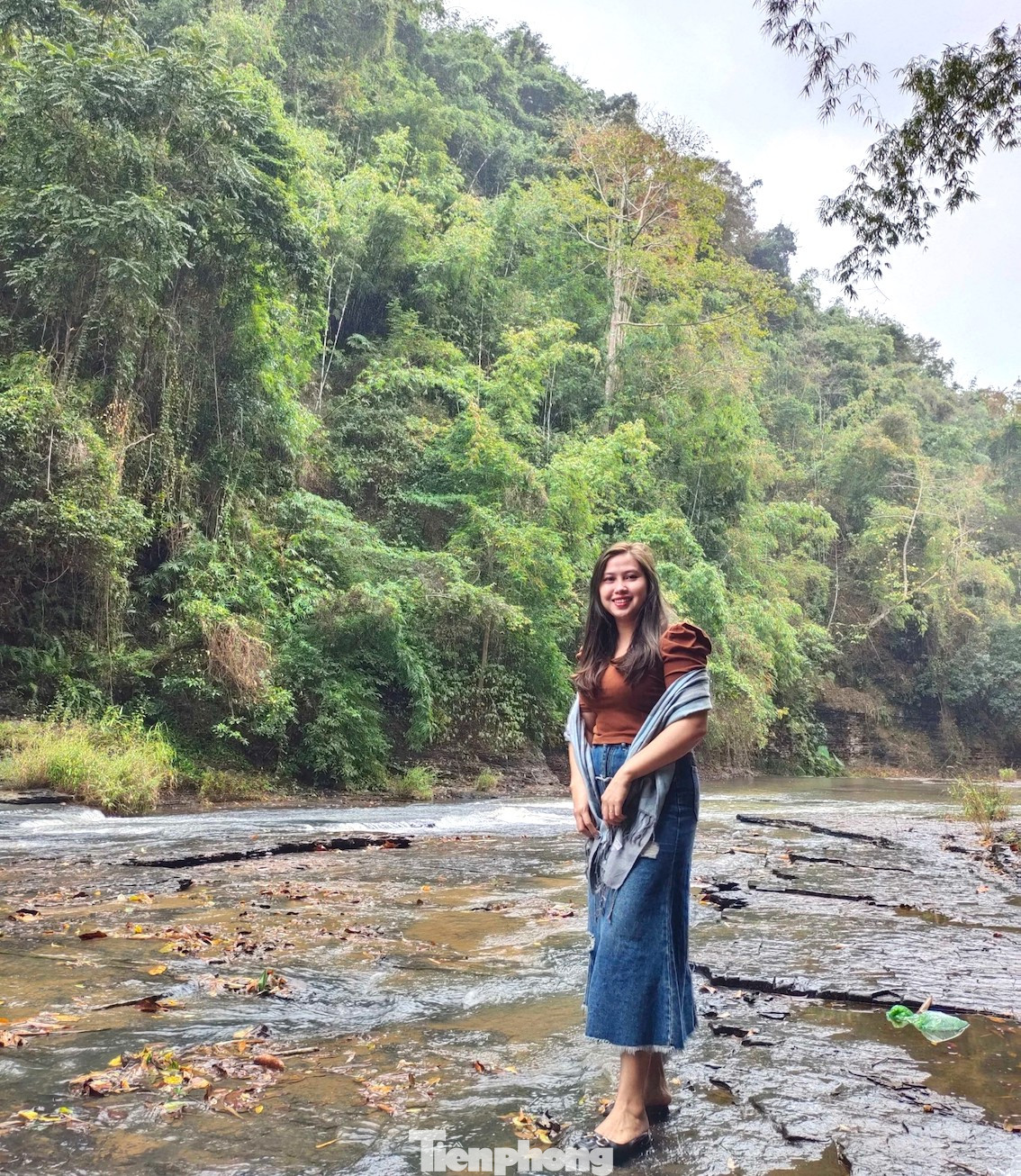 Chị Nguyễn Thị Huyền (du khách TP Buôn Ma Thuột) cho biết, đến đây, hoà mình vào thiên nhiên nơi ngọn thác hùng vĩ, giúp lòng mình nhẹ nhàng, thoải mái. Mọi người chơi đùa với dòng nước mát, cùng ăn uống, trò chuyện dưới chân thác giúp tình cảm gia đình gắn kết, bền chặt hơn.